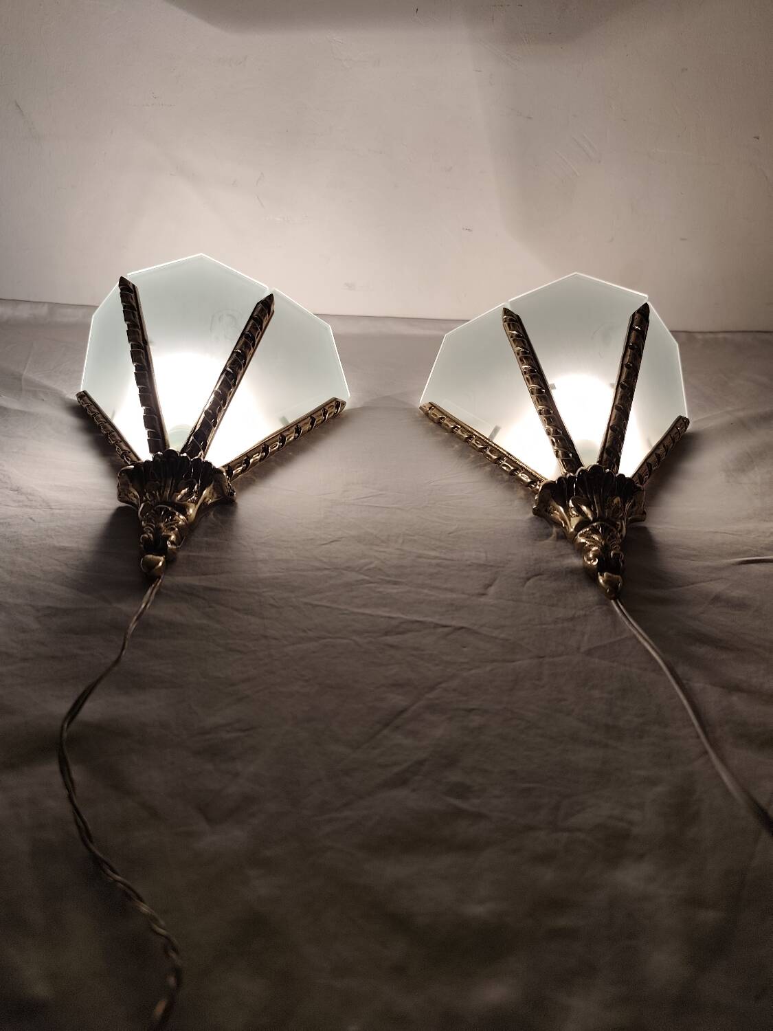 Par de apliques de bronce. España, 1980s.