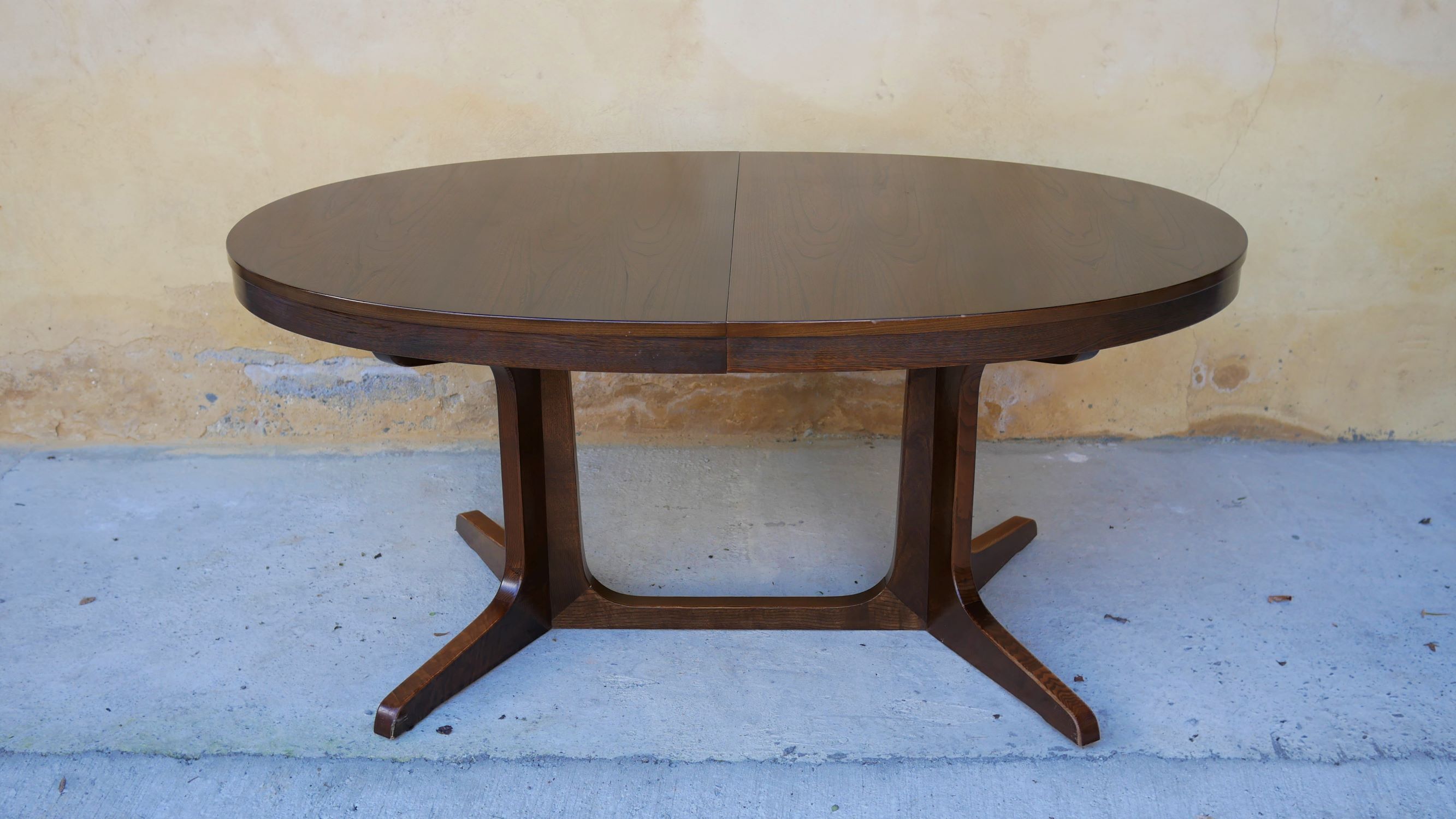 Oval dining table extendable by Baumann