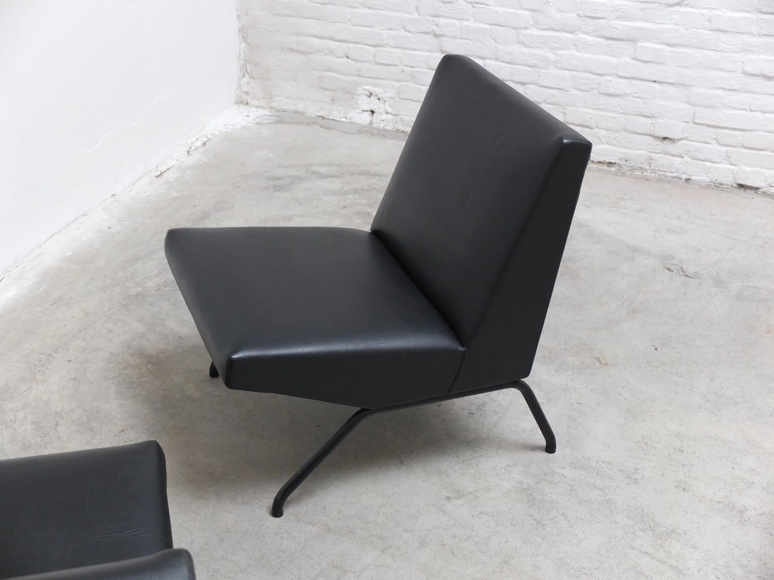 Pair of 'Visiteur' easy chairs by Pierre Guariche for Meurop, 1961