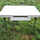 Table en formica & 3 sièges assortis