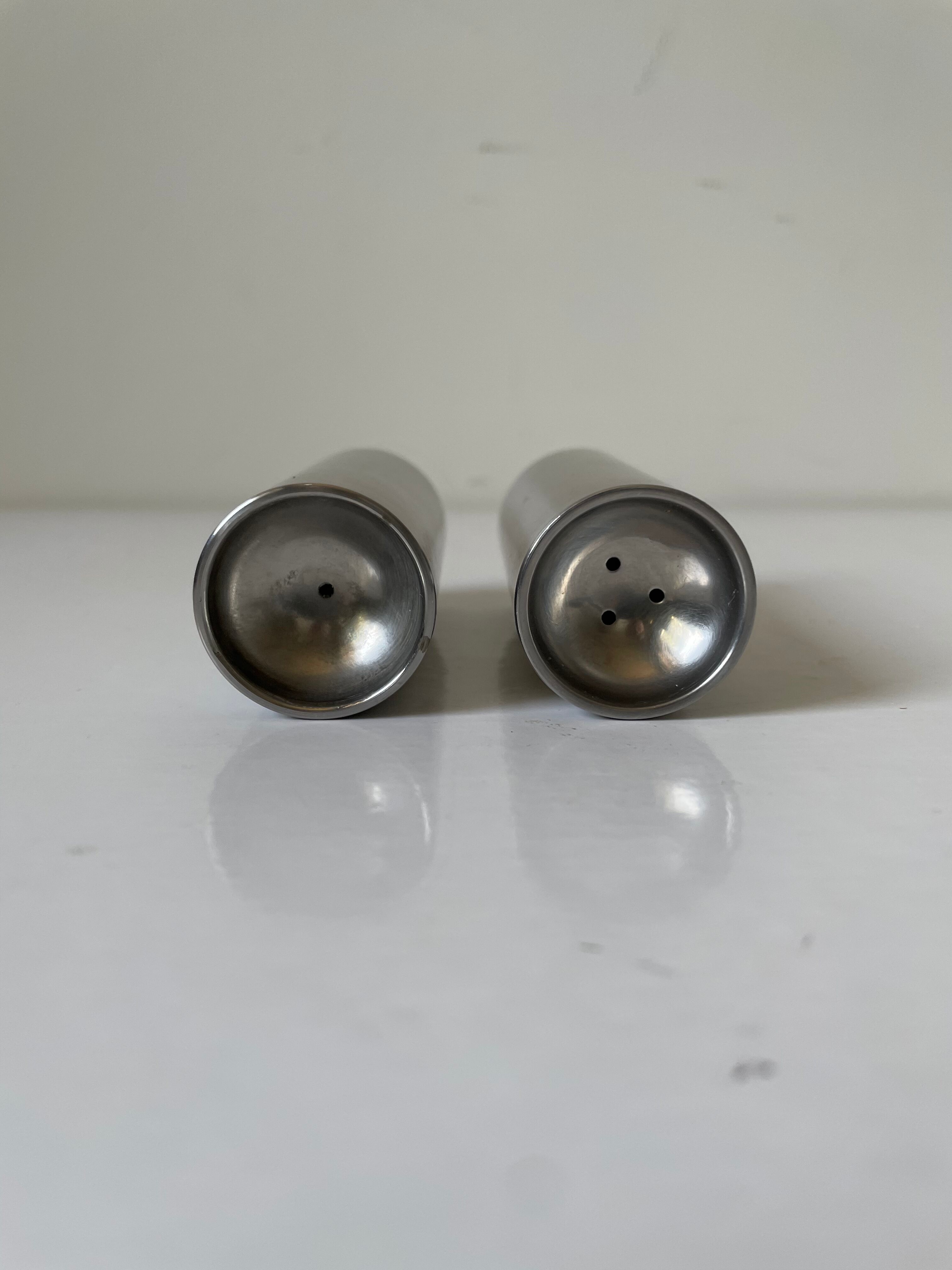 Salière et poivrier d'Arne Jacobsen pour Stelton