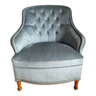 Buttoned armchair