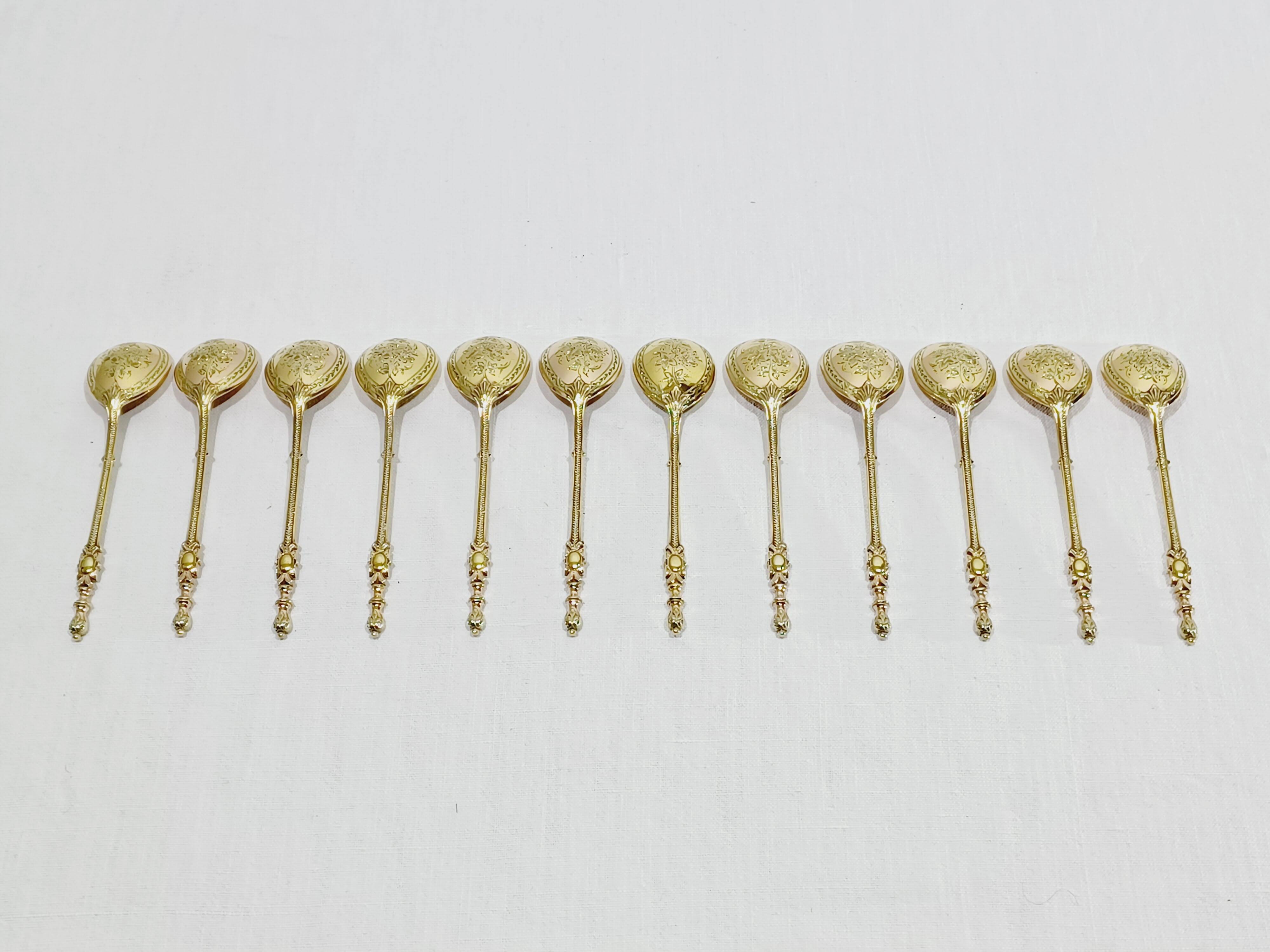 Hénin et Cie – 12 teaspoons with Russian-style silver-gilt handles