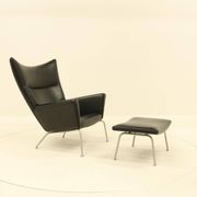 Fauteuil et repose-pieds assorti – CH445 et CH446 – par Hans Wegner