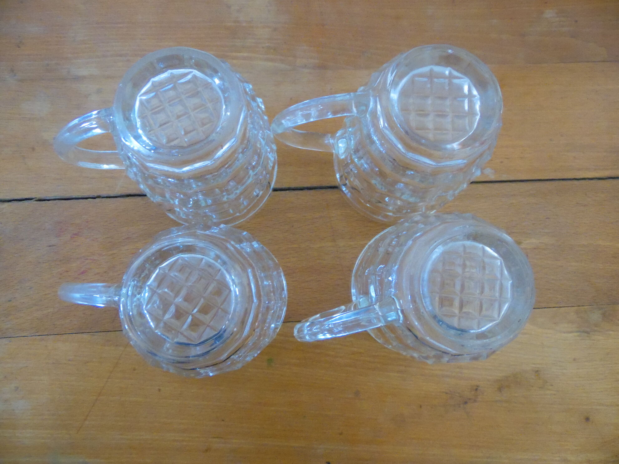 4 transparent glass mugs