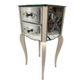 Table de chevet bois laqué, plaqué de miroirs biseautés à décor de feuilles et de fleurs