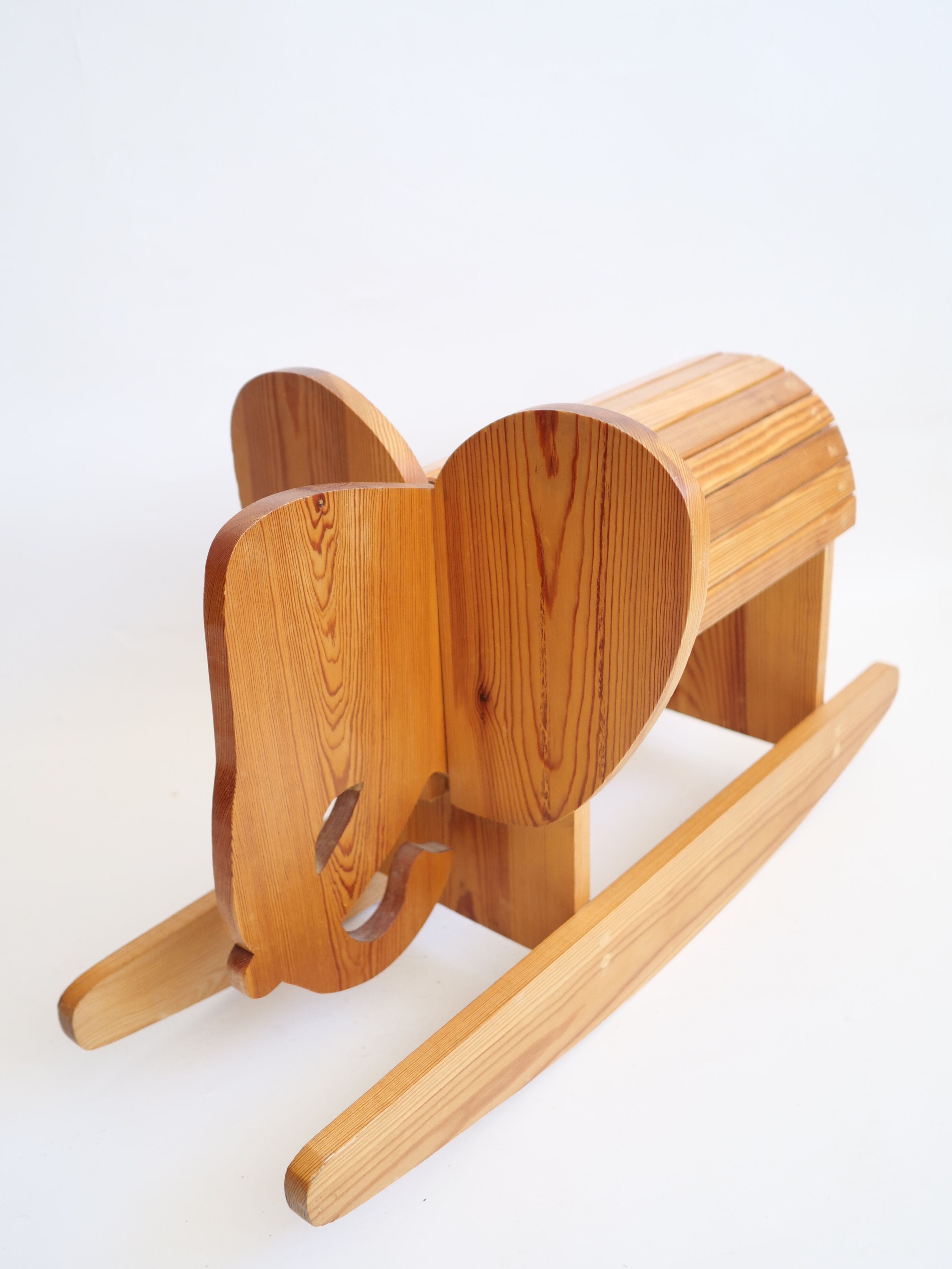 Elephant à bascule en bois vintage