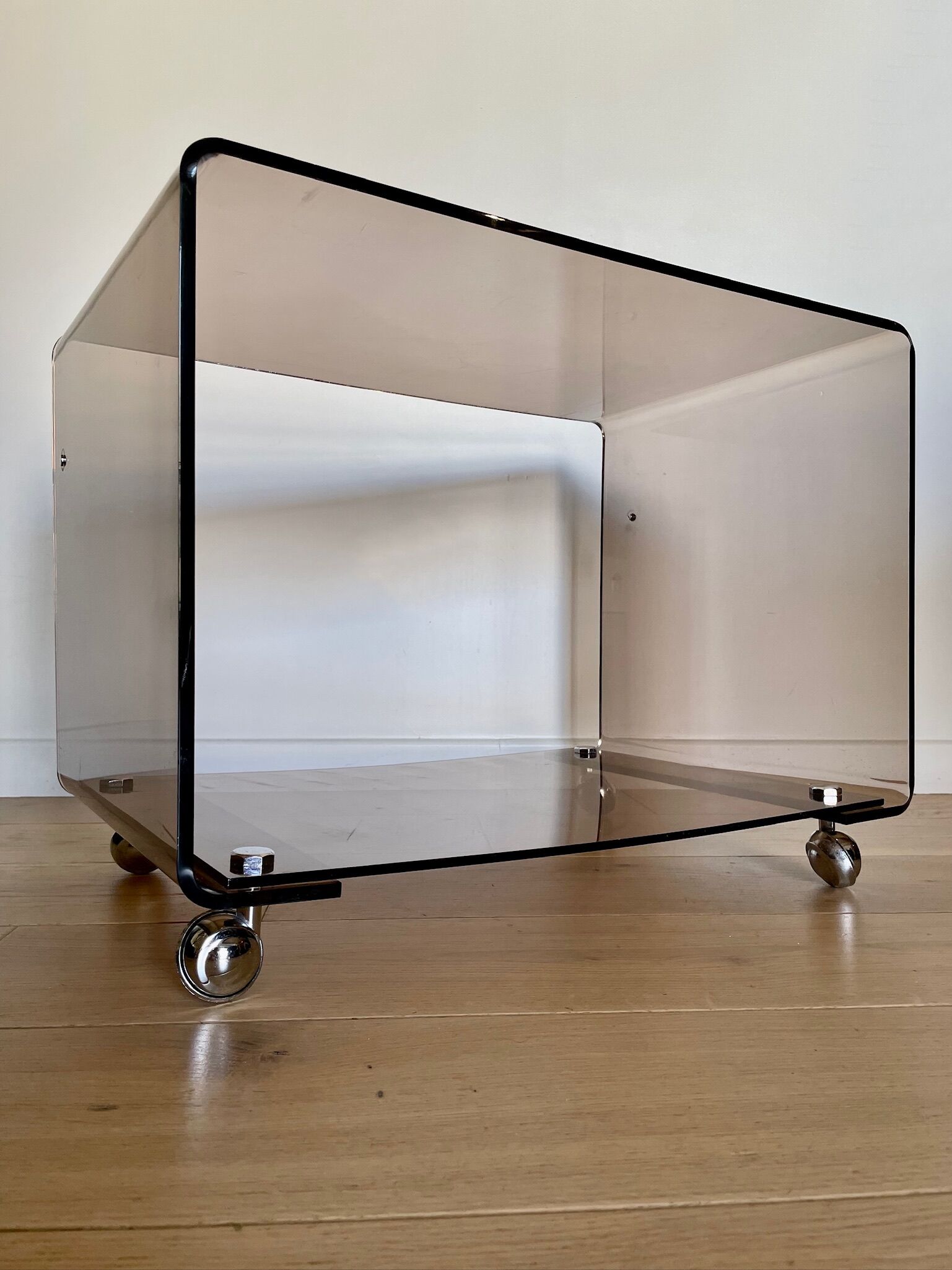 Smoked plexi cube on wheels