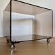 Cube plexi fumé sur roulettes