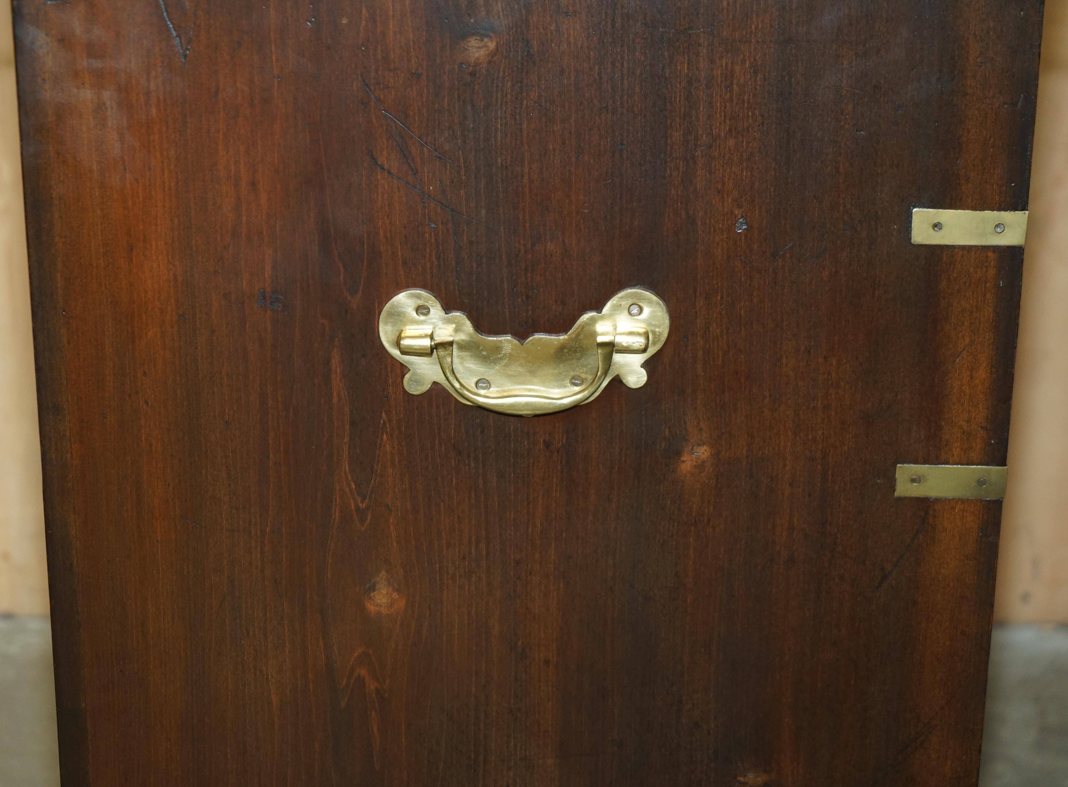 Bureau de campagne Davenport victorien antique en cuir avec galerie en laiton