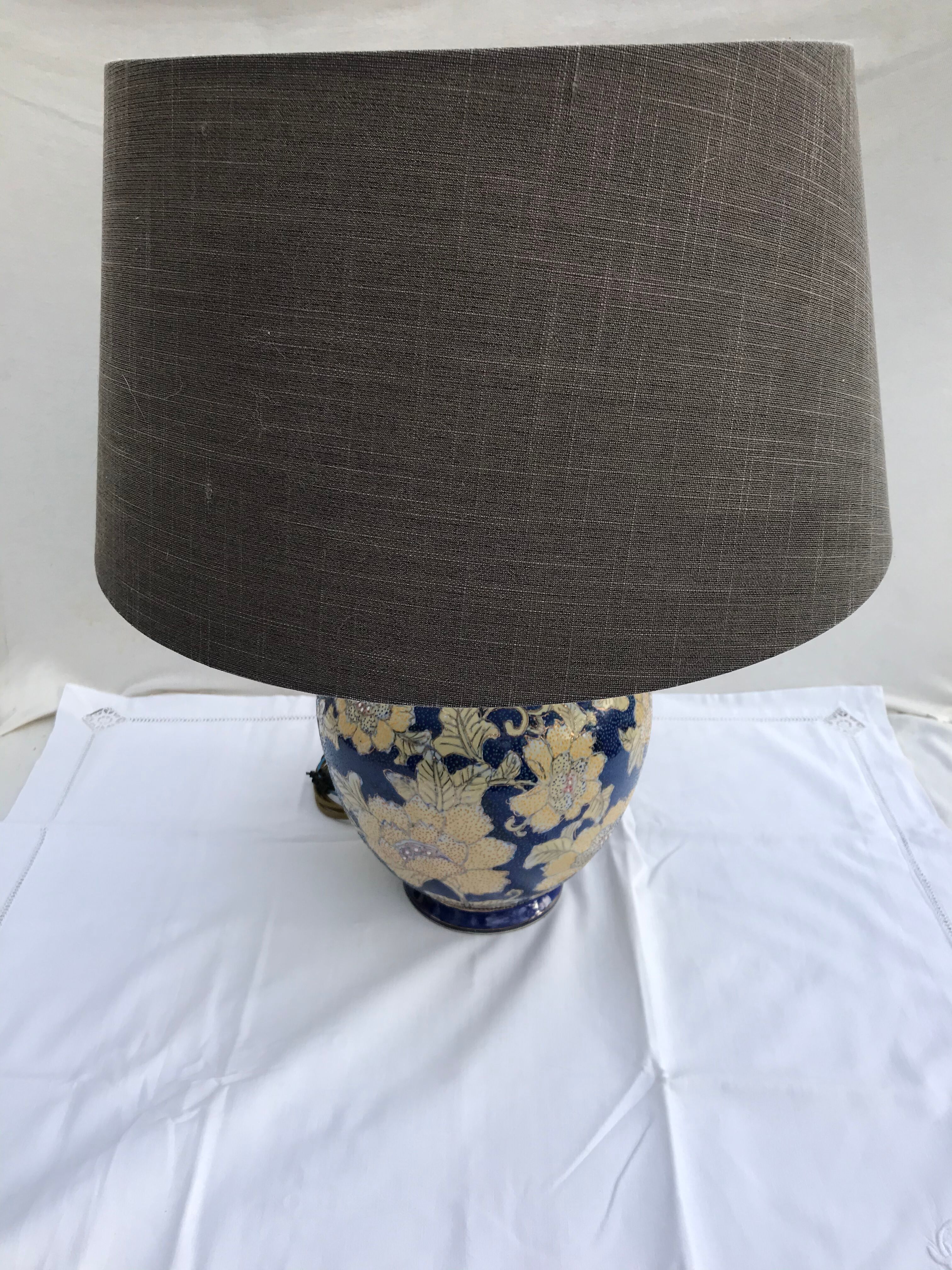 Ancient enamelled ceramic lamp drawing flowers - vintage grey daybat