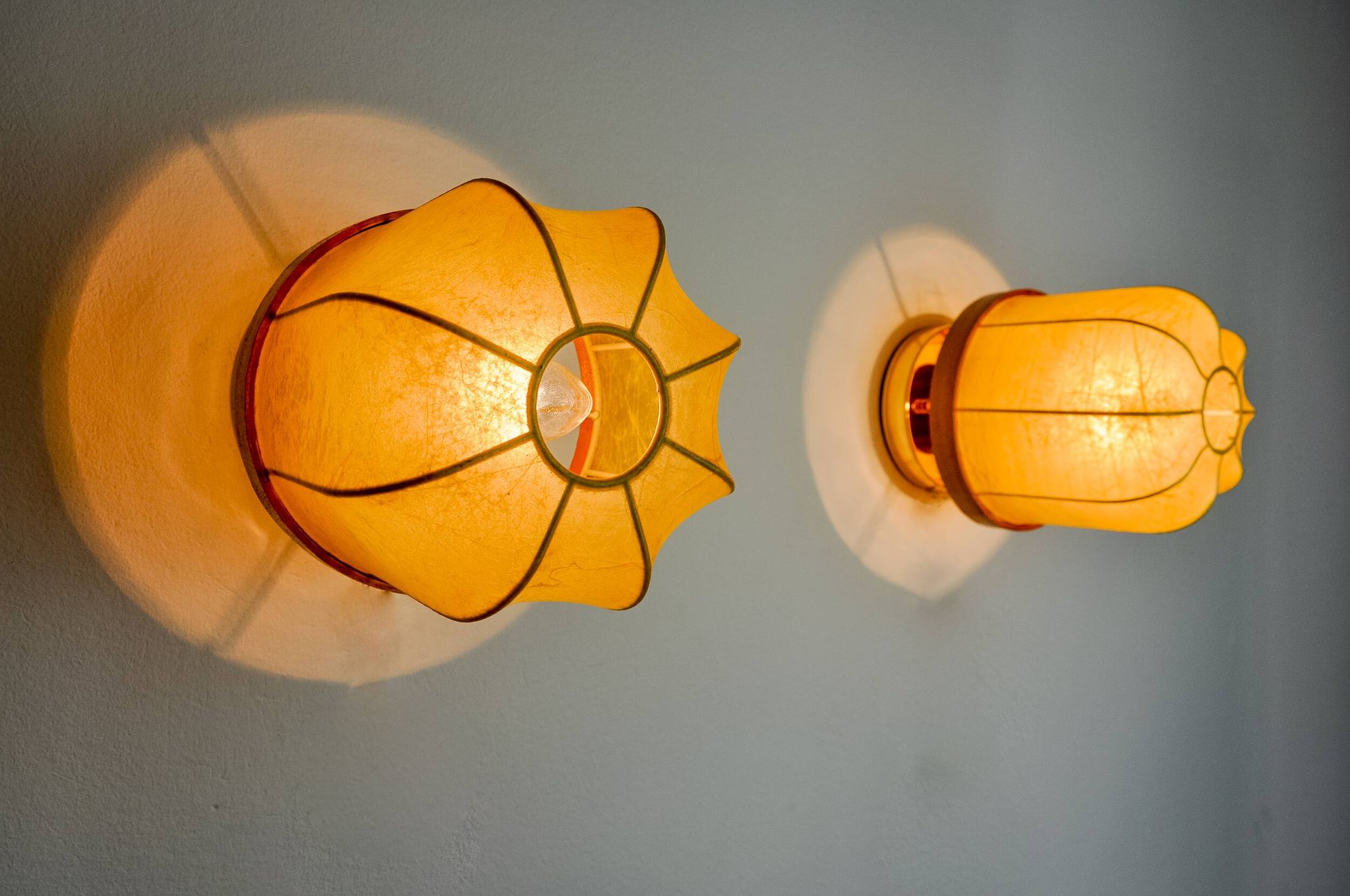 Pair of "cocoon" wall lights, resin and pine, Italy, 1970
