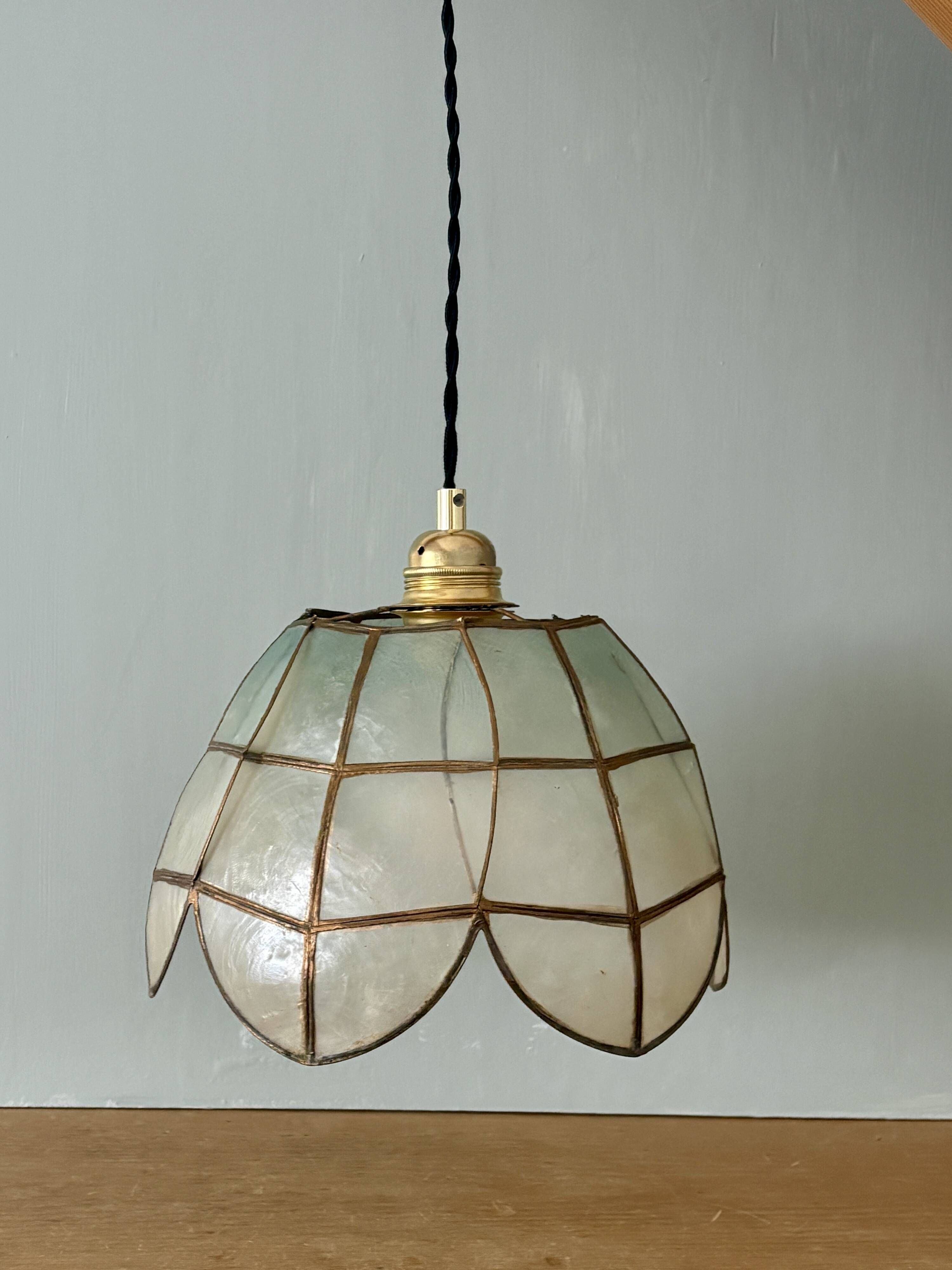 Suspension antique lampshade in blue mother-of-pearl and brass