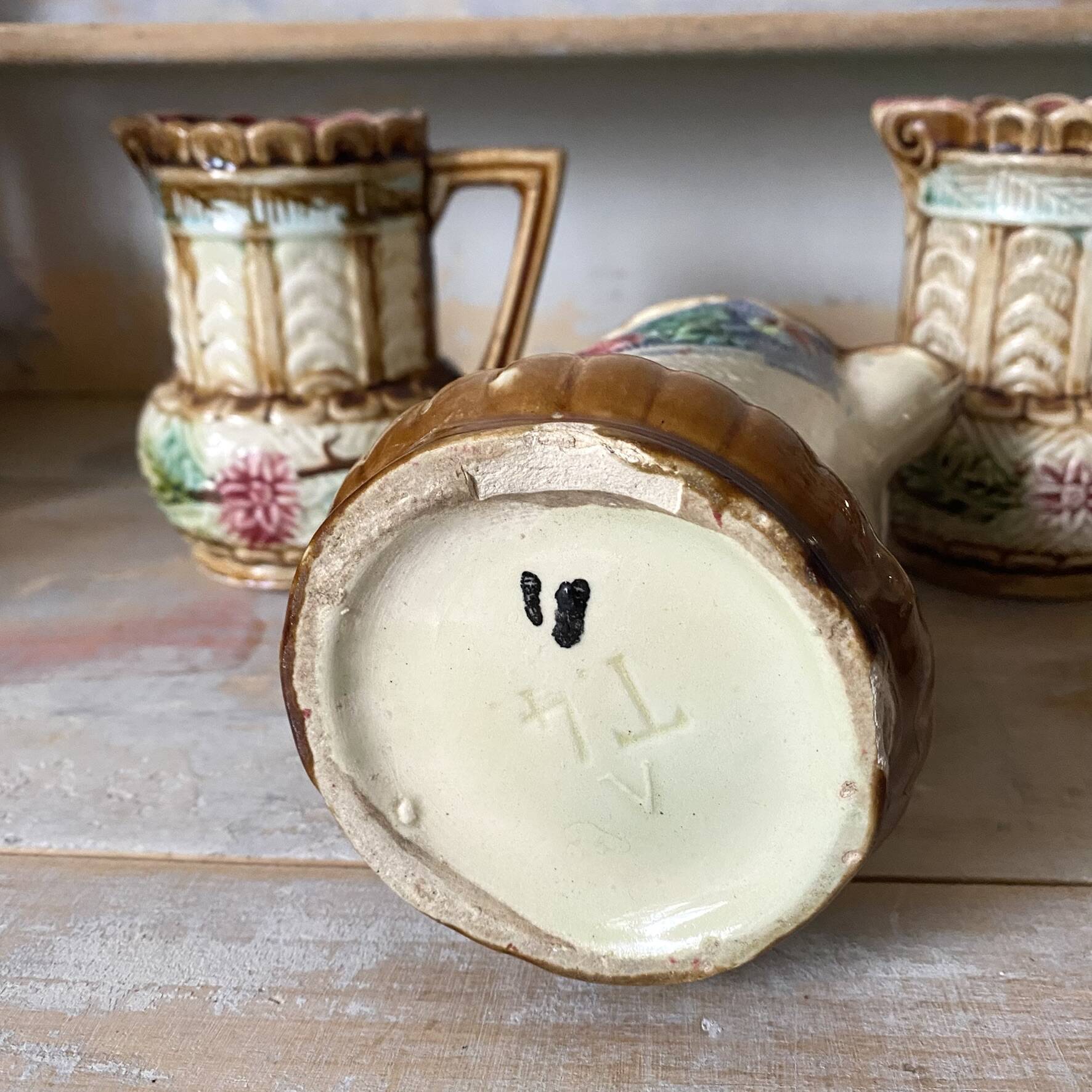 Set of milk jugs in slipware from the 19th century.