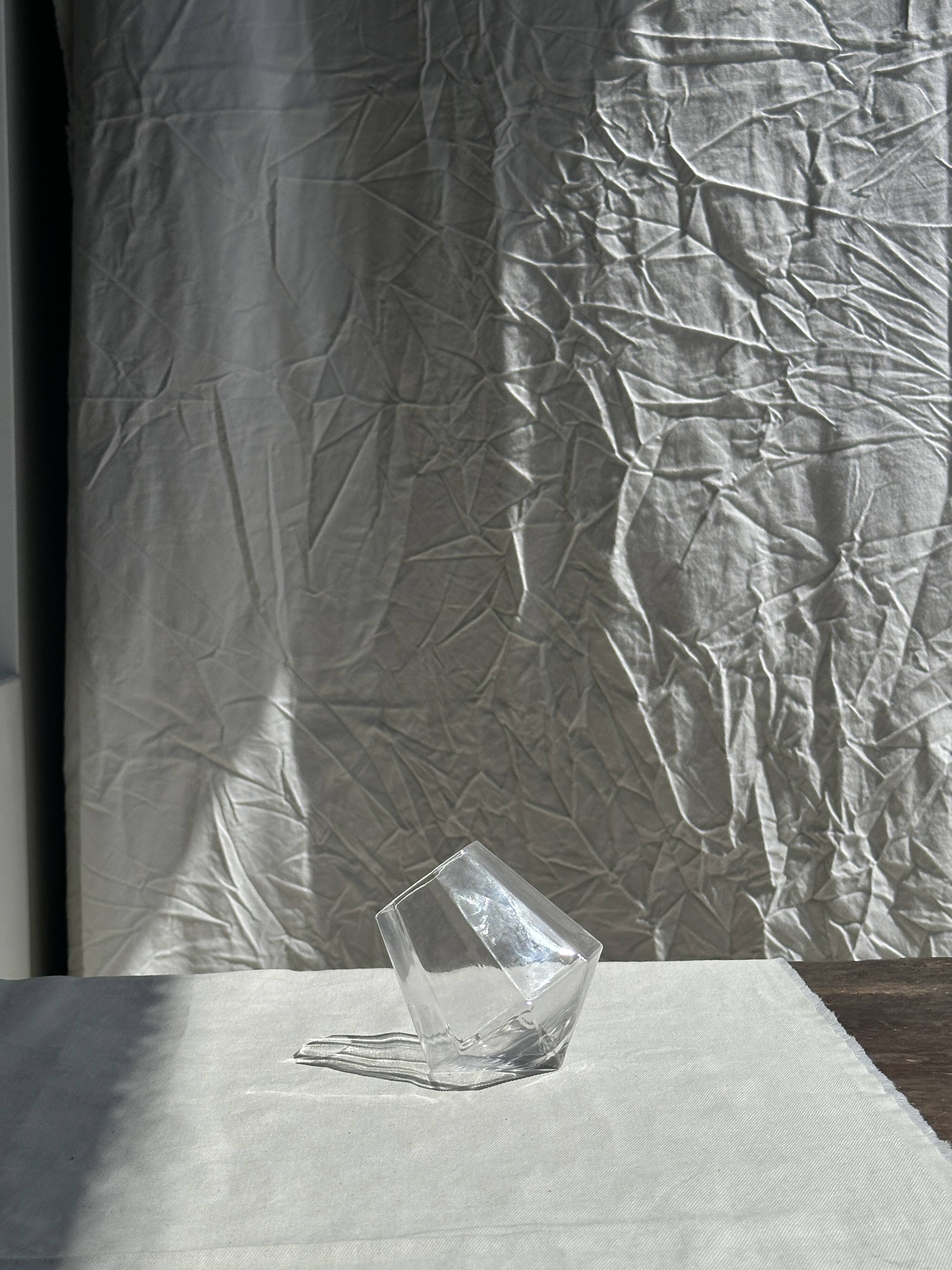Small geometric carafe with diamond-shaped stopper and its 4 glasses