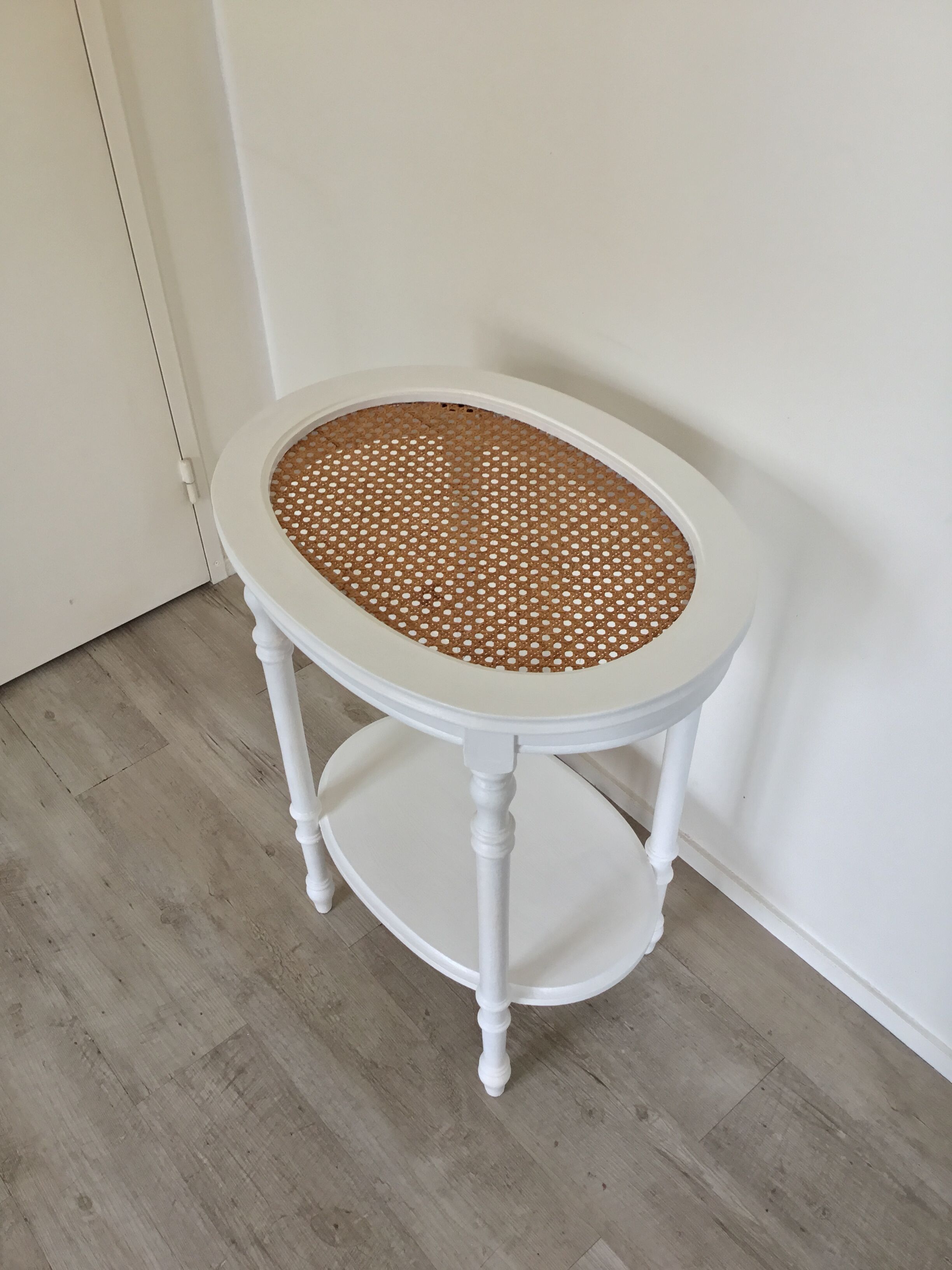 Table d'appoint ovale et cannage