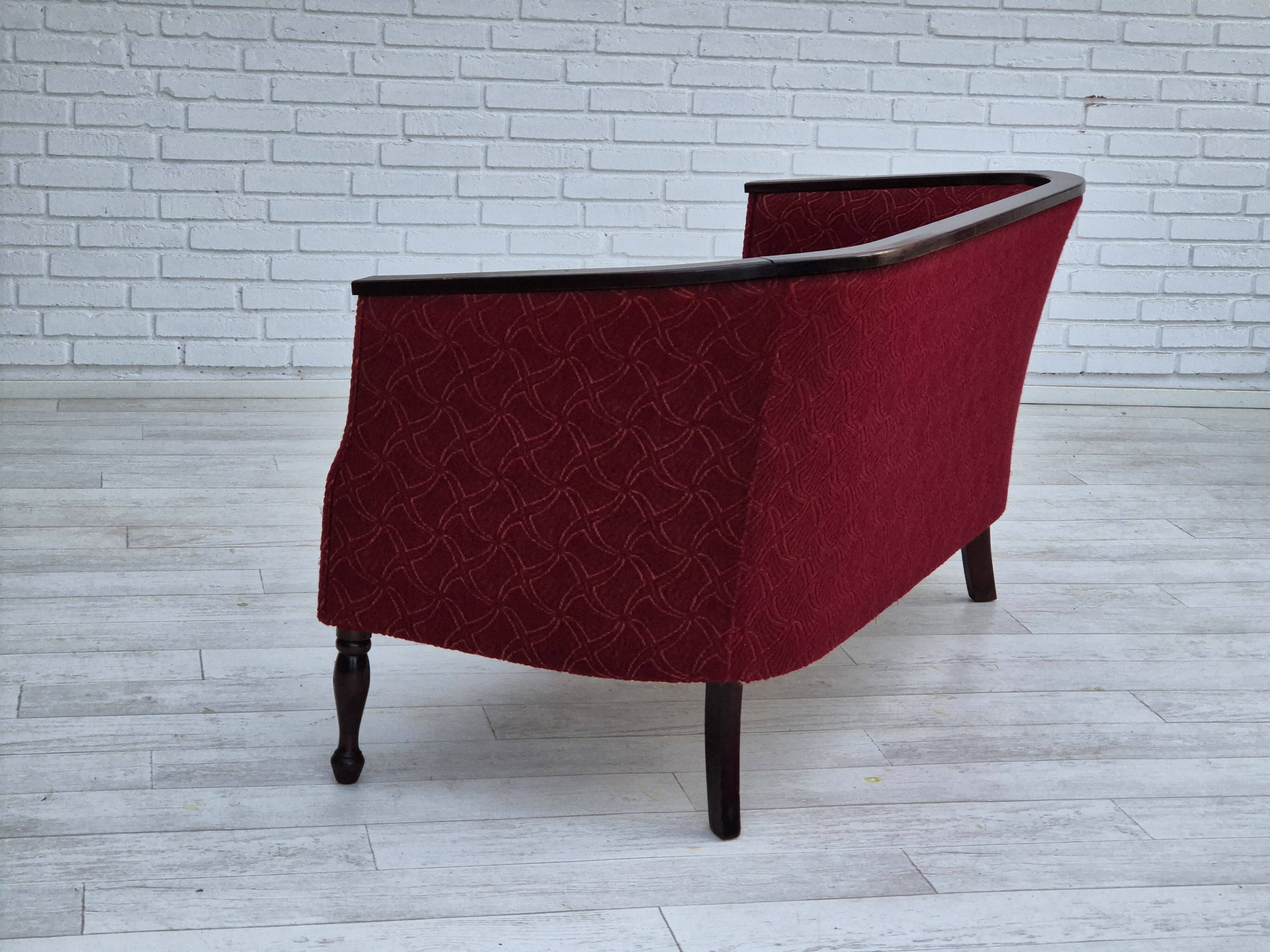 Années 1950, canapé danois 2 places, très bon état d'origine, bois de frêne.