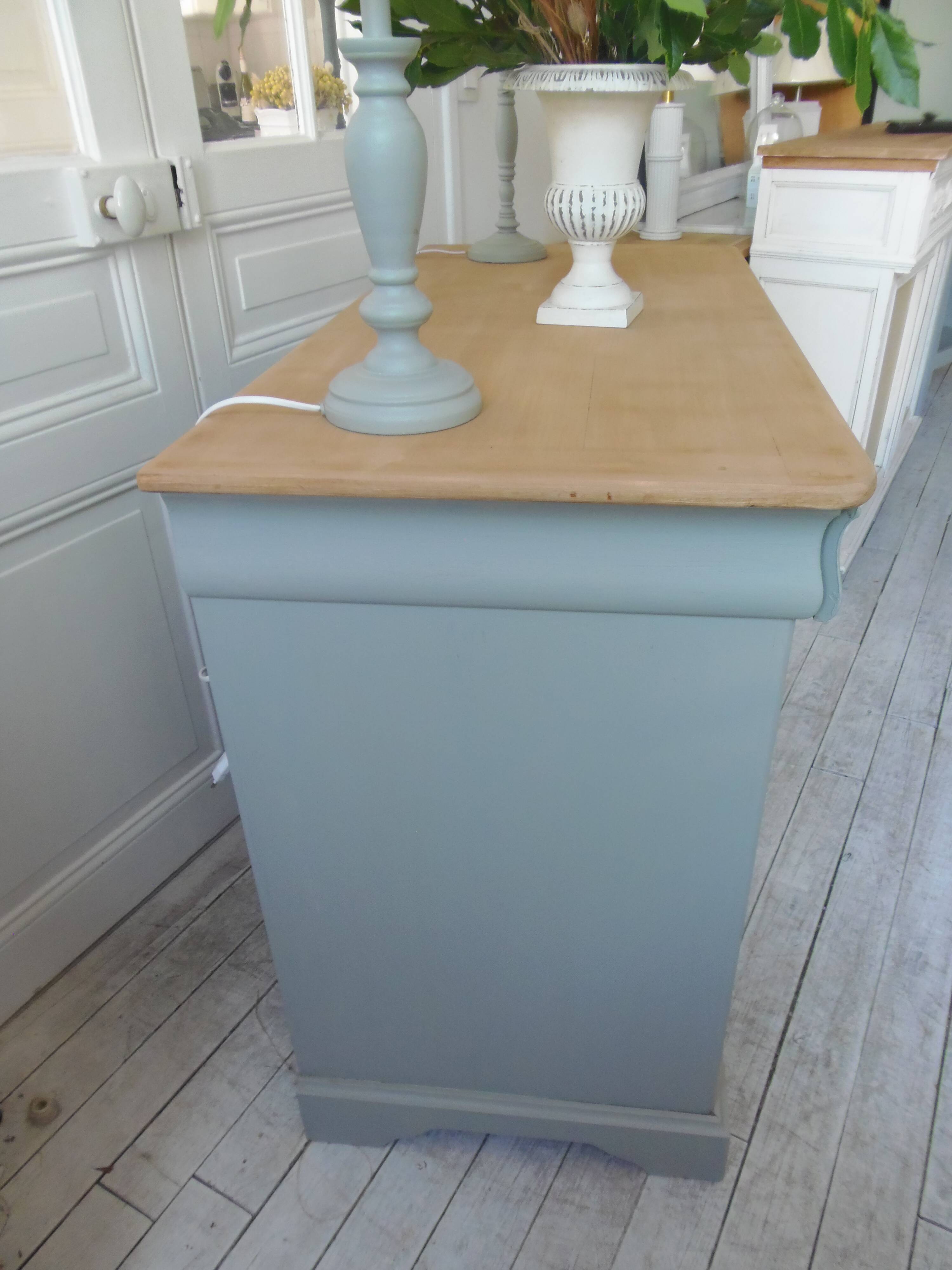 Commode de belle facture style Louis Philippe sublimée en vert de gris