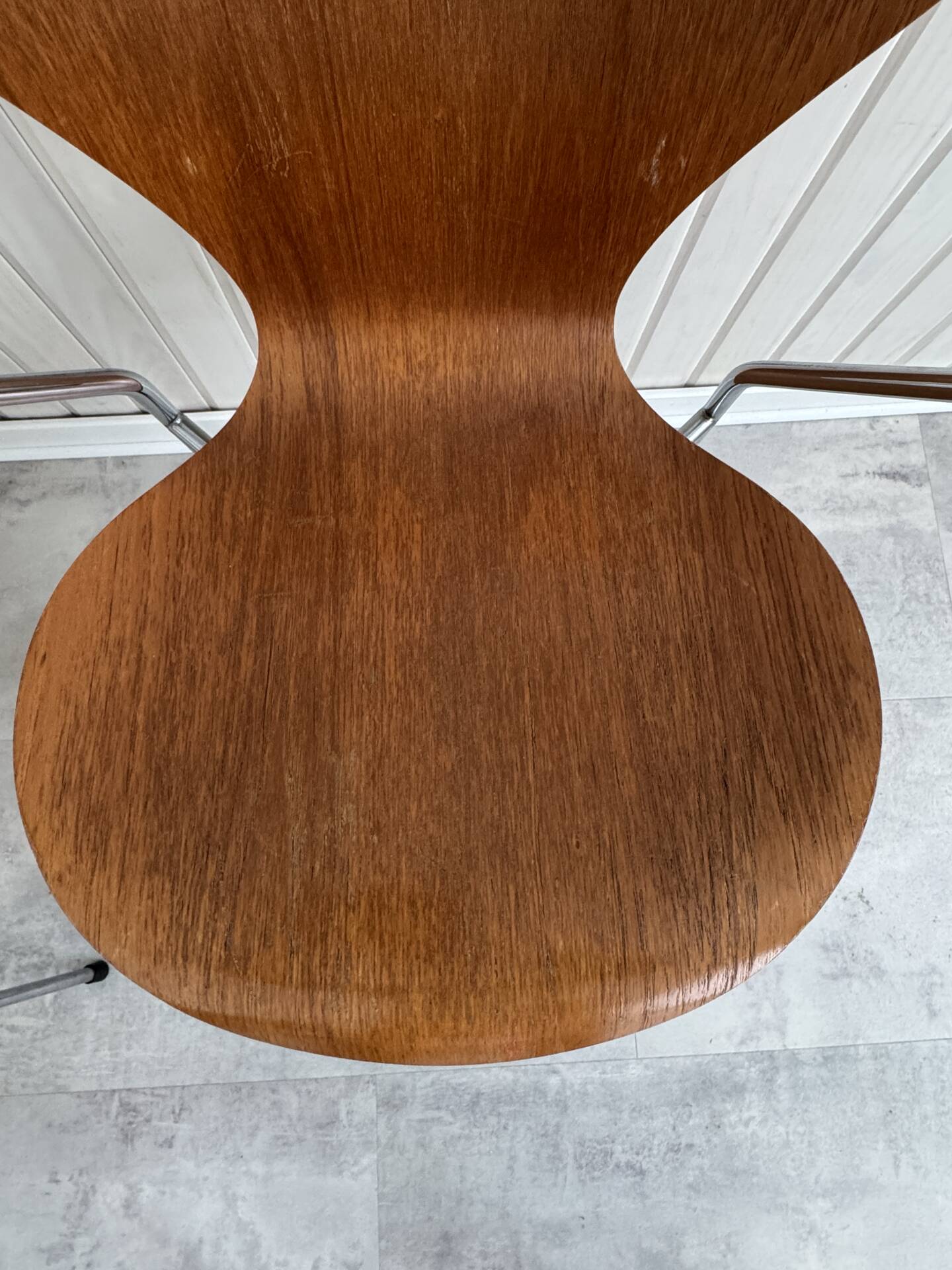 2 Series 7 chairs with armrests (3207) by Arne Jacobsen – Fritz Hansen
