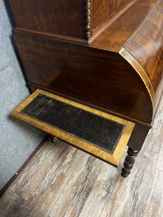 Bureau à cylindre époque Louis Philippe, Restauration en acajou moucheté