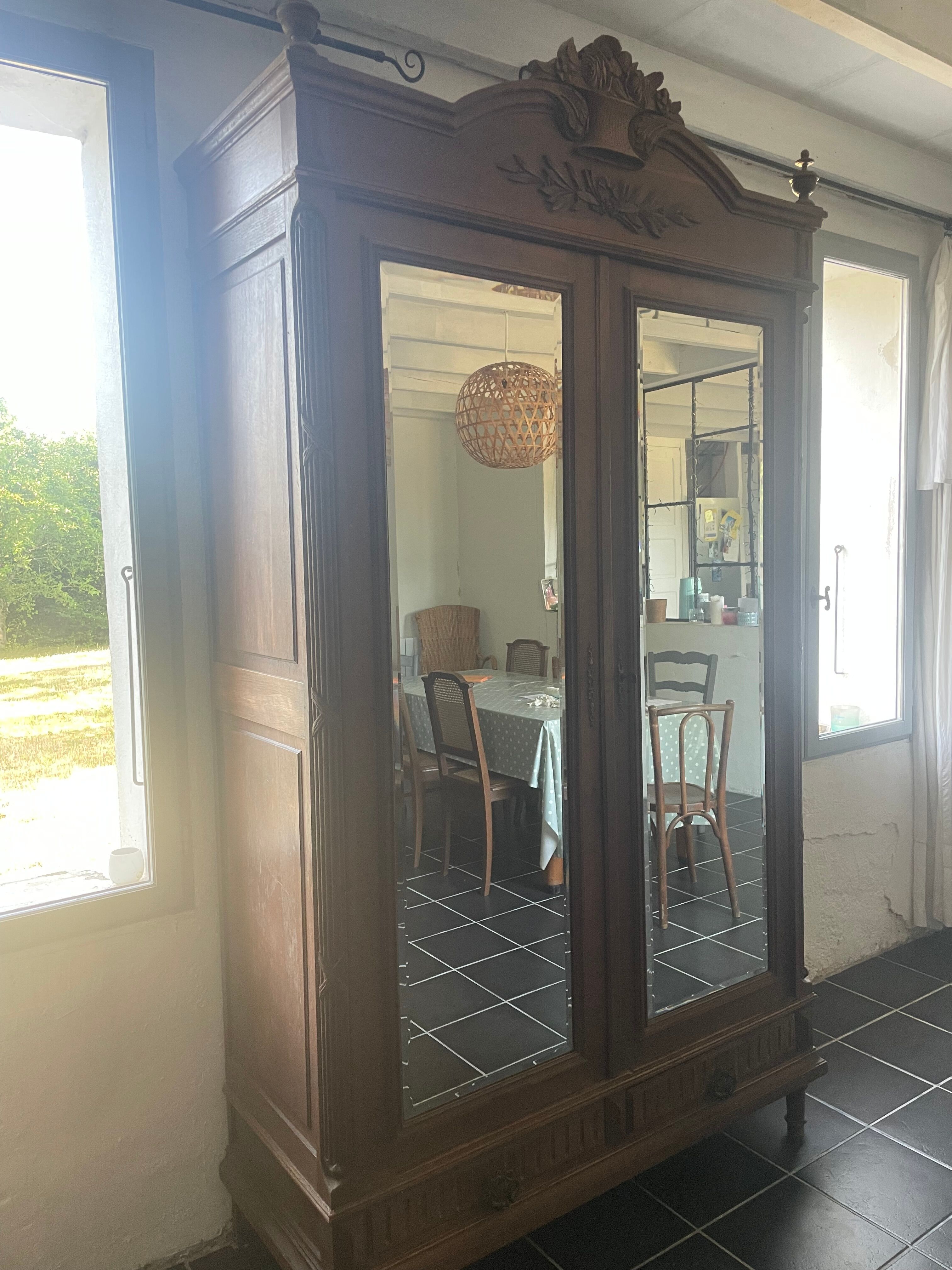 Armoire ancienne avec miroirs