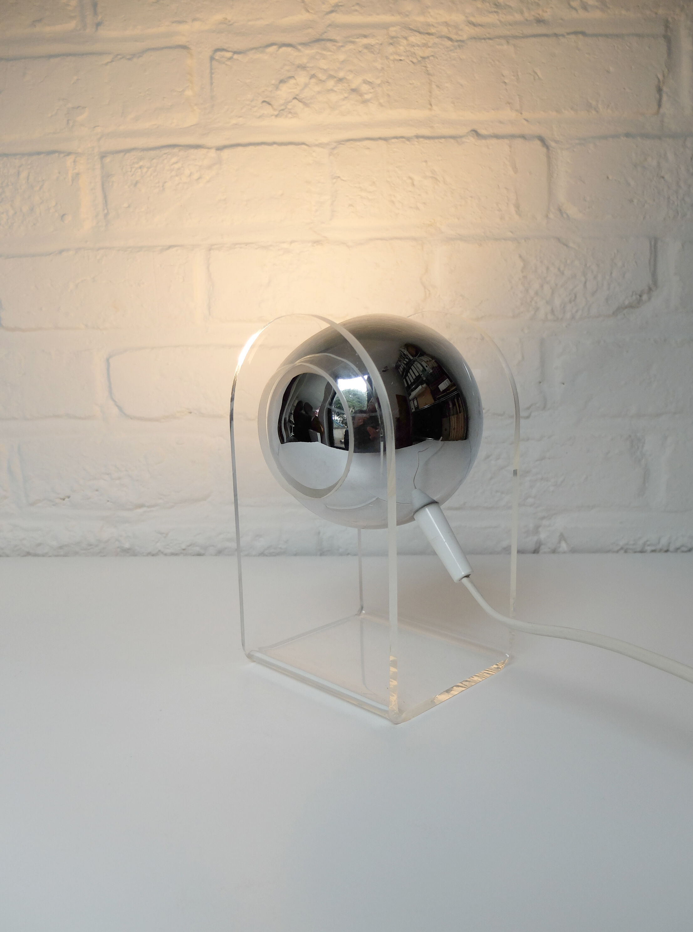 Space age sphere plexiglass table lamp, 1960/70
