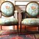 Paire de fauteuils à dossier médaillon de style louis XVI