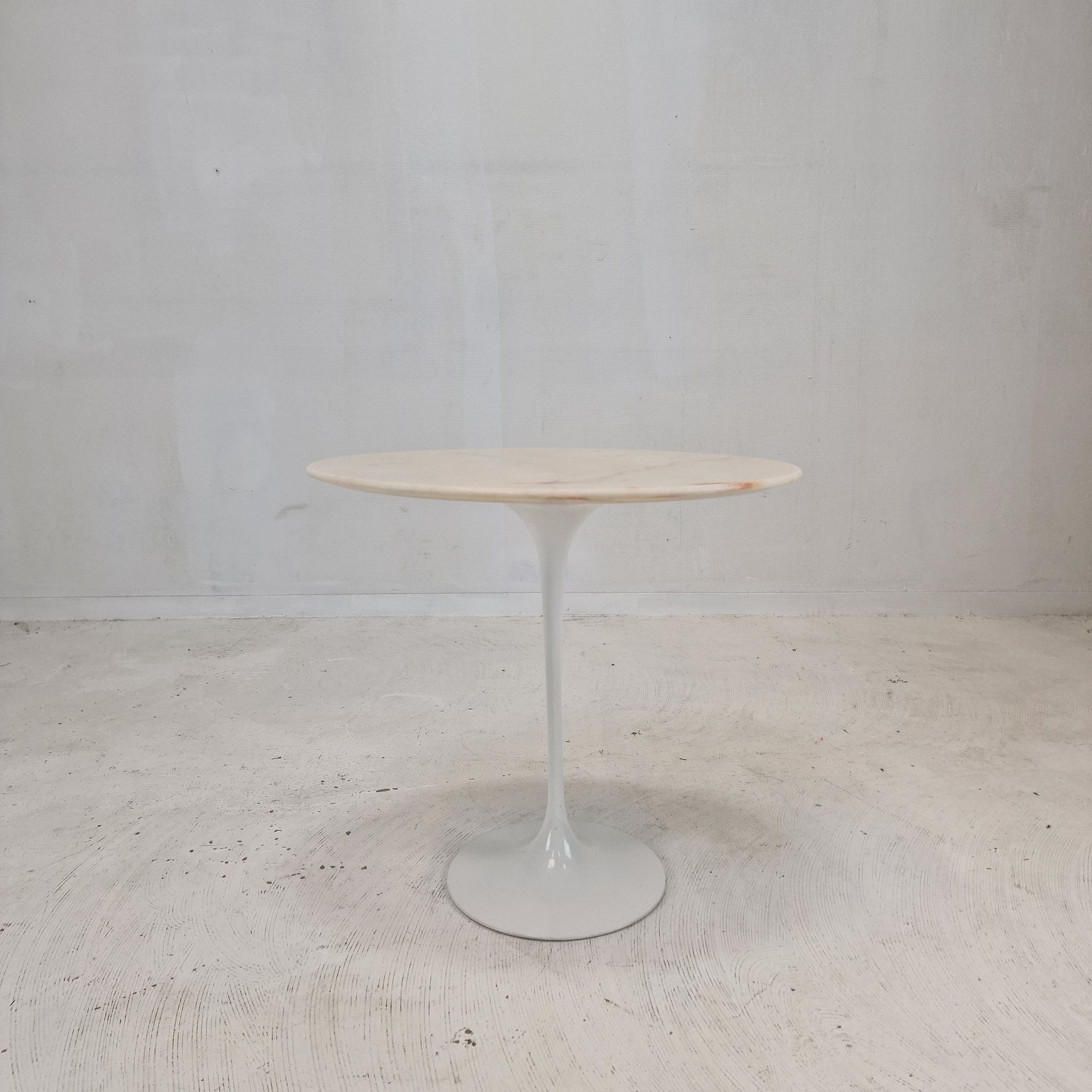 Oval marble side table by Eero Saarinen for Knoll