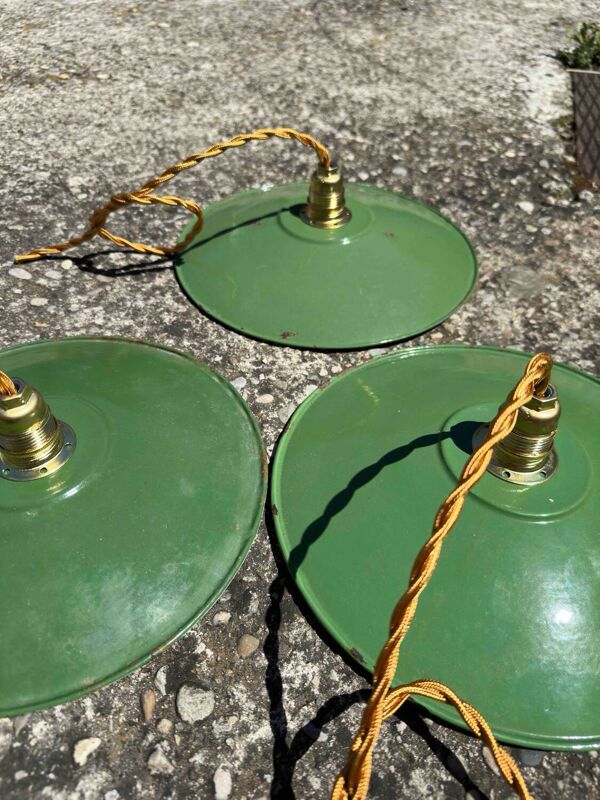 Lot 3 suspension vintage abat jour tôle émaillée verte et blanche indus ferme