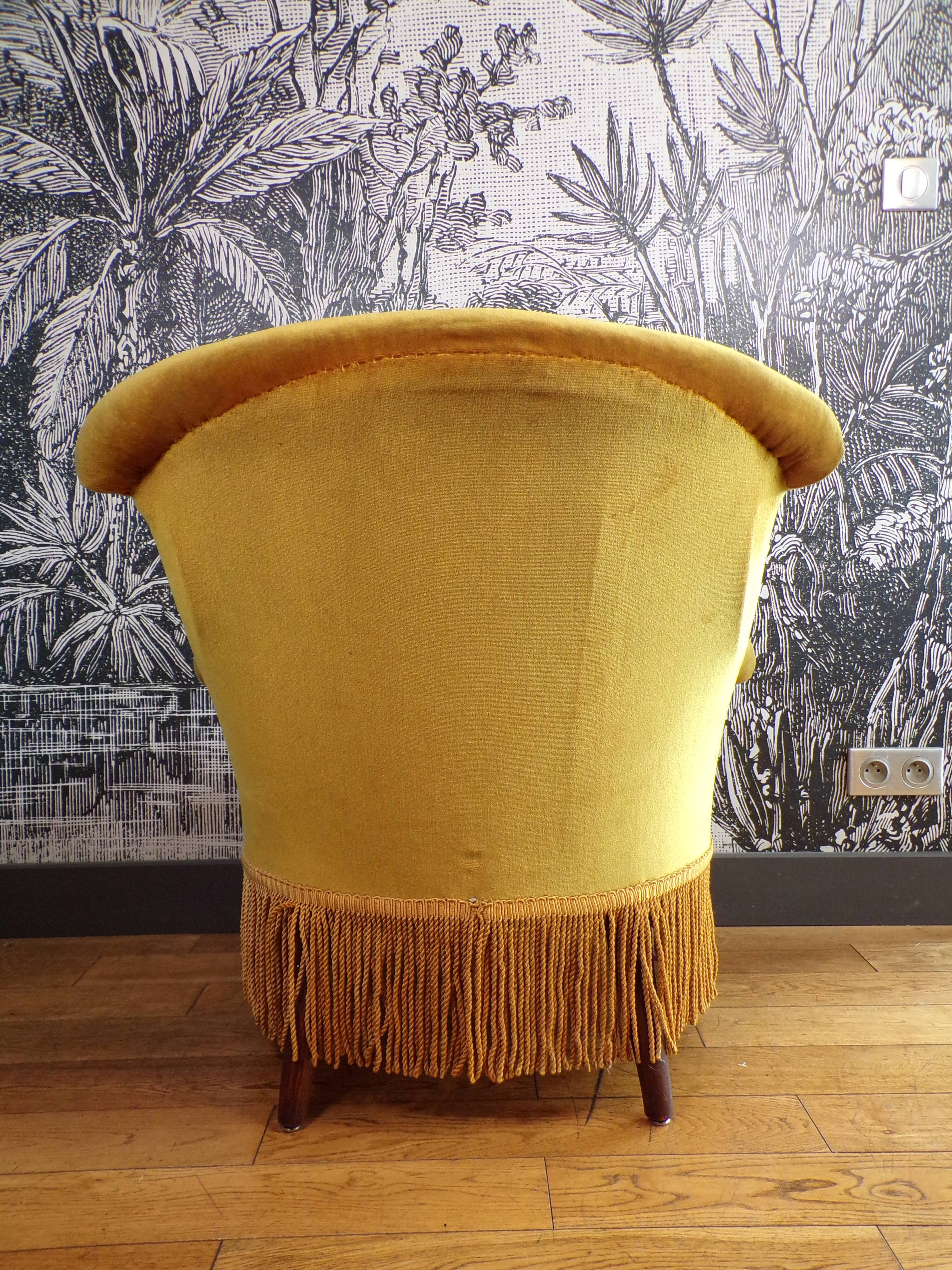 Green-yellow toad armchair
