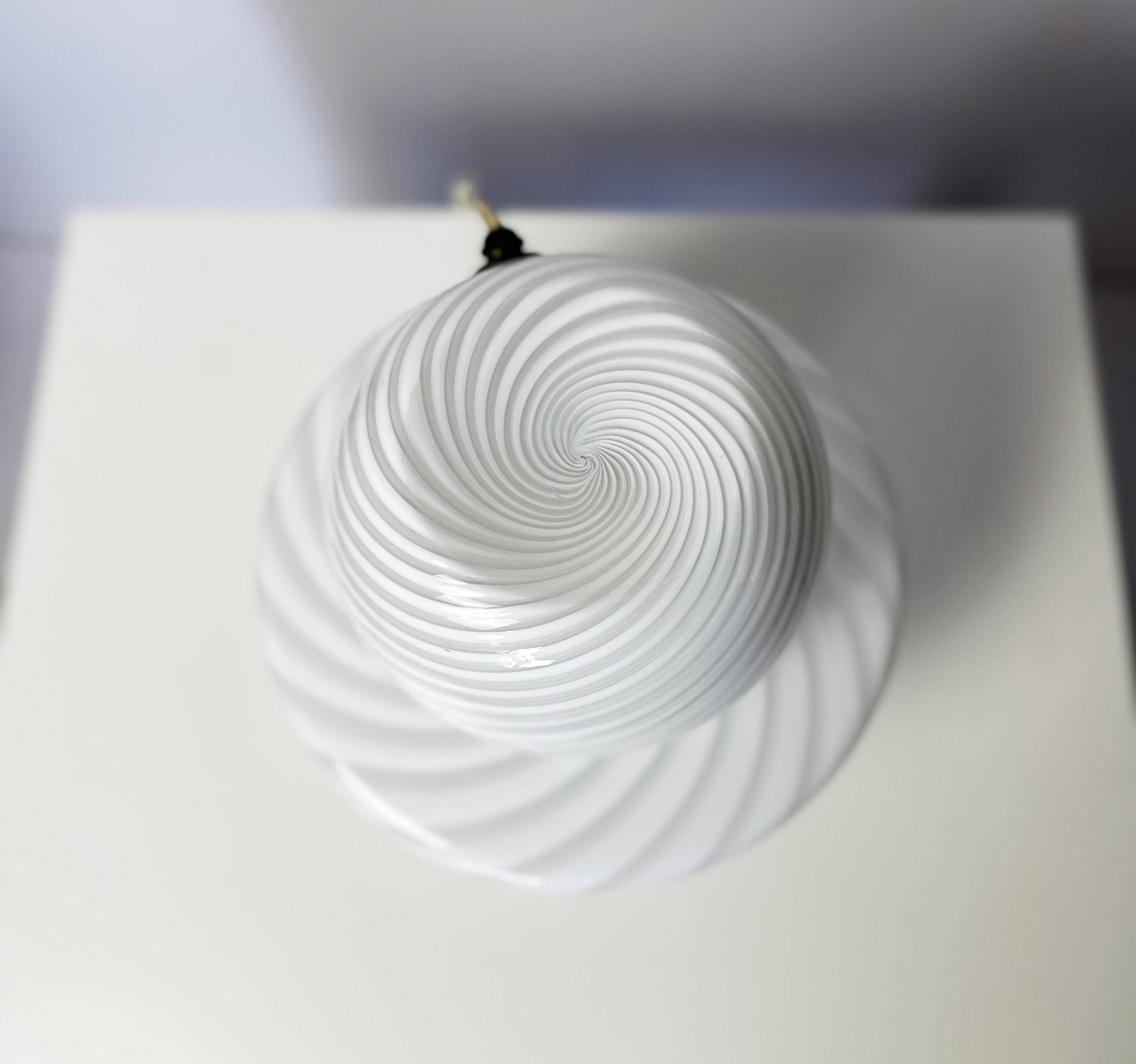 Lampe vintage en verre de Murano en forme de champignon.
