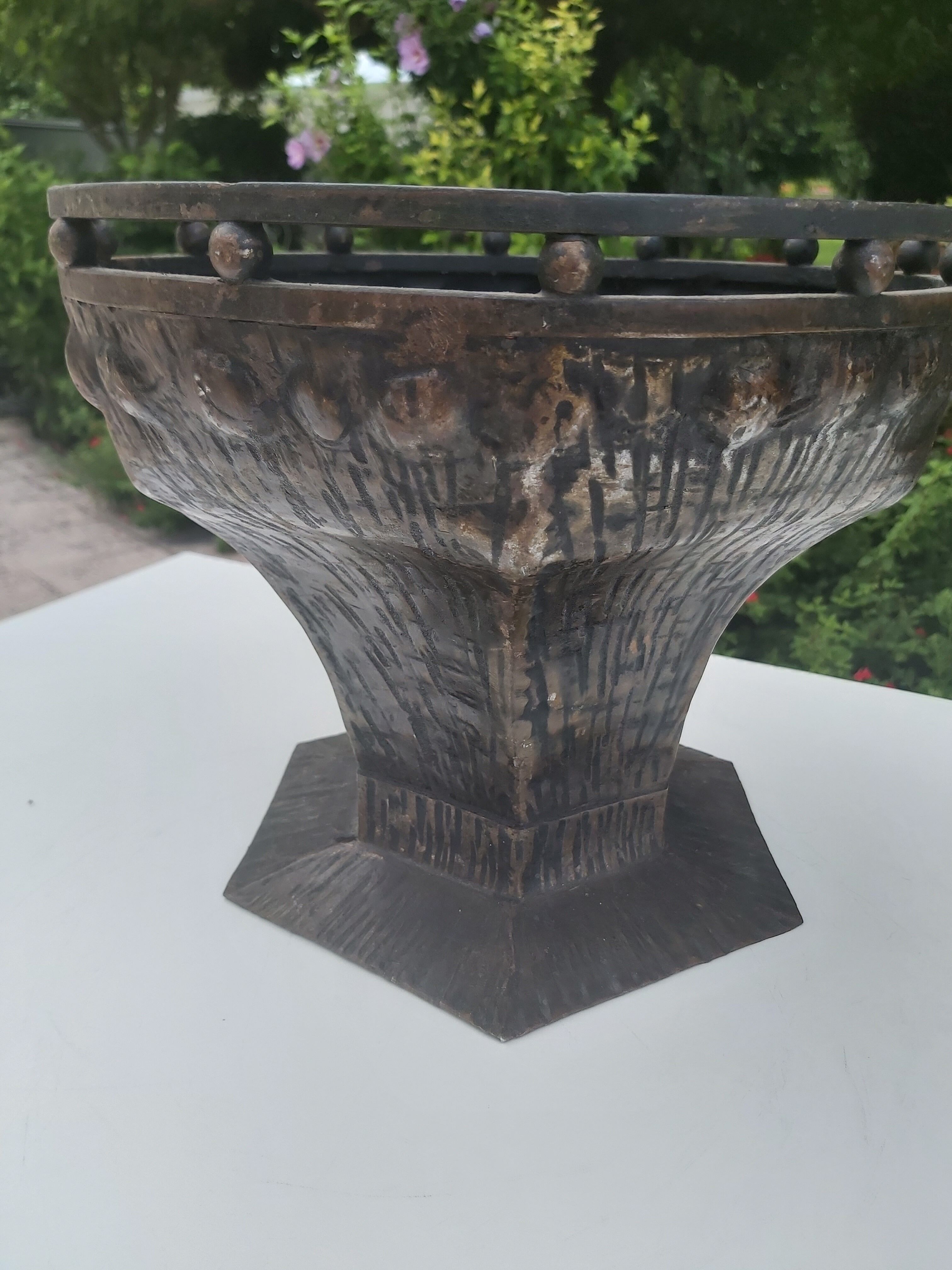 Art Deco garden cup