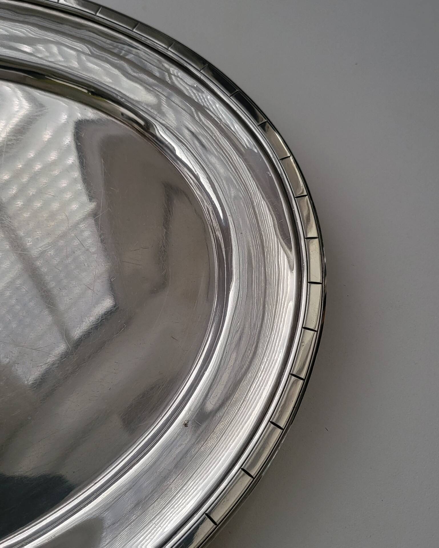 Large oval serving platter in silver-plated metal by Ravinet d'Enfert.