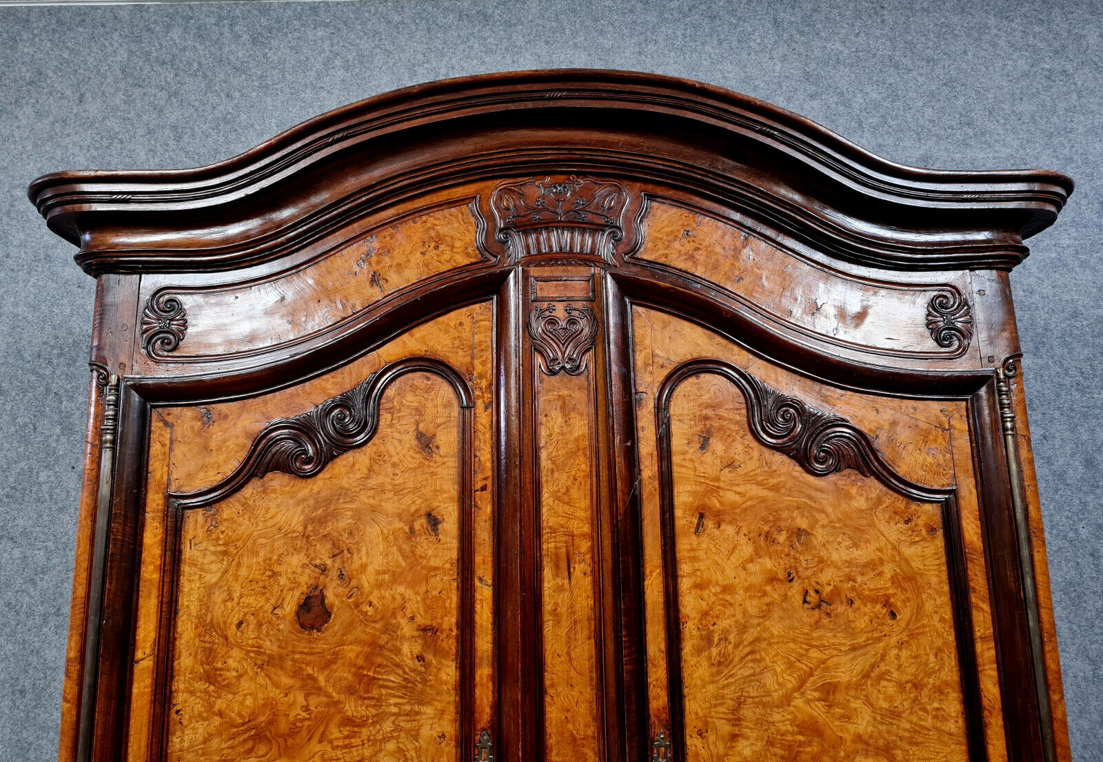 Bressane wardrobe Louis XV era with gendarme's hat in walnut and elm around 1750