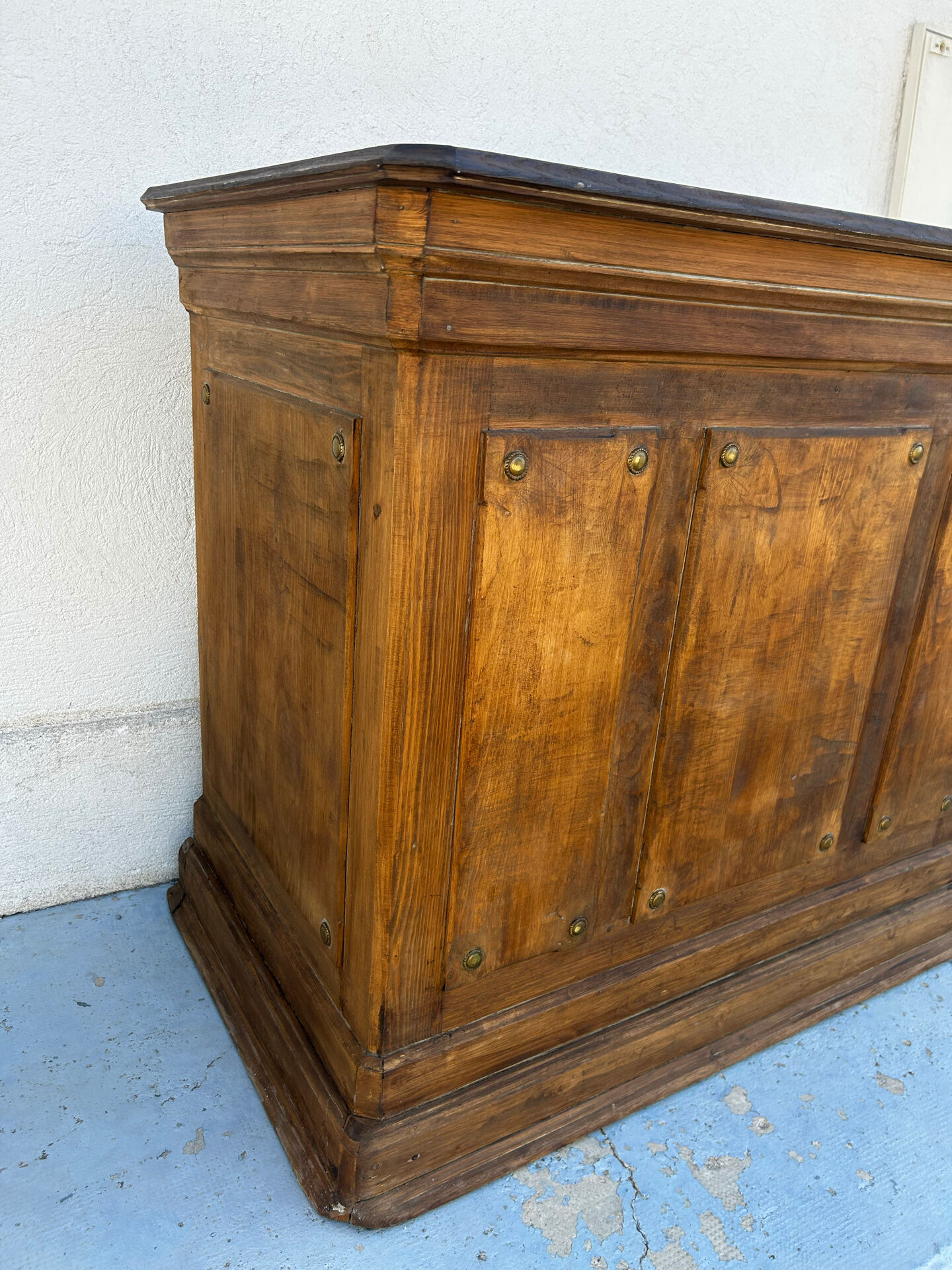 Old trade counter with cash register AMAX André Ray – Lyon