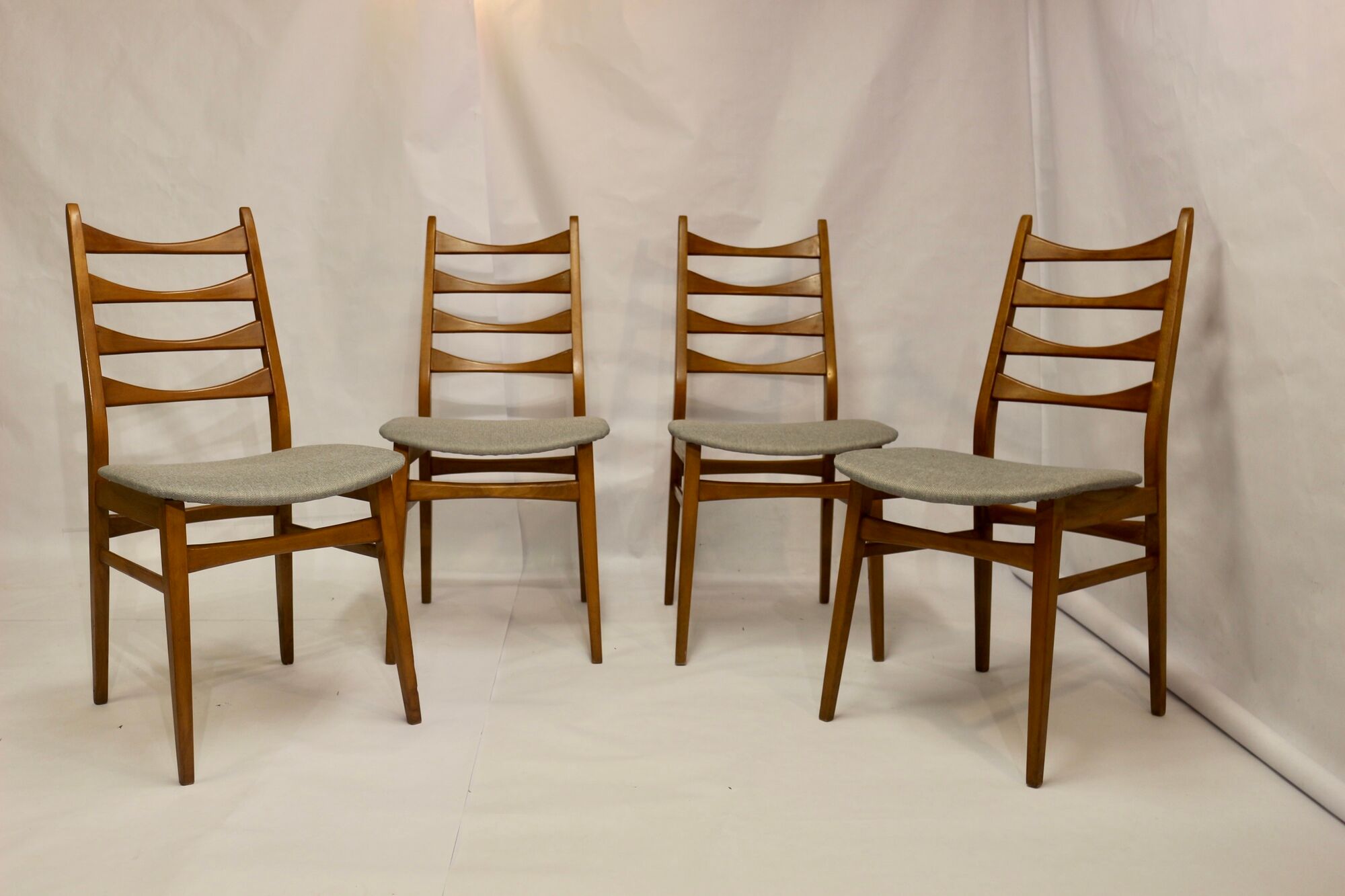 Set of 4 Scandinavian chairs year 50-60 restored anti-stain fabric gray cloud.