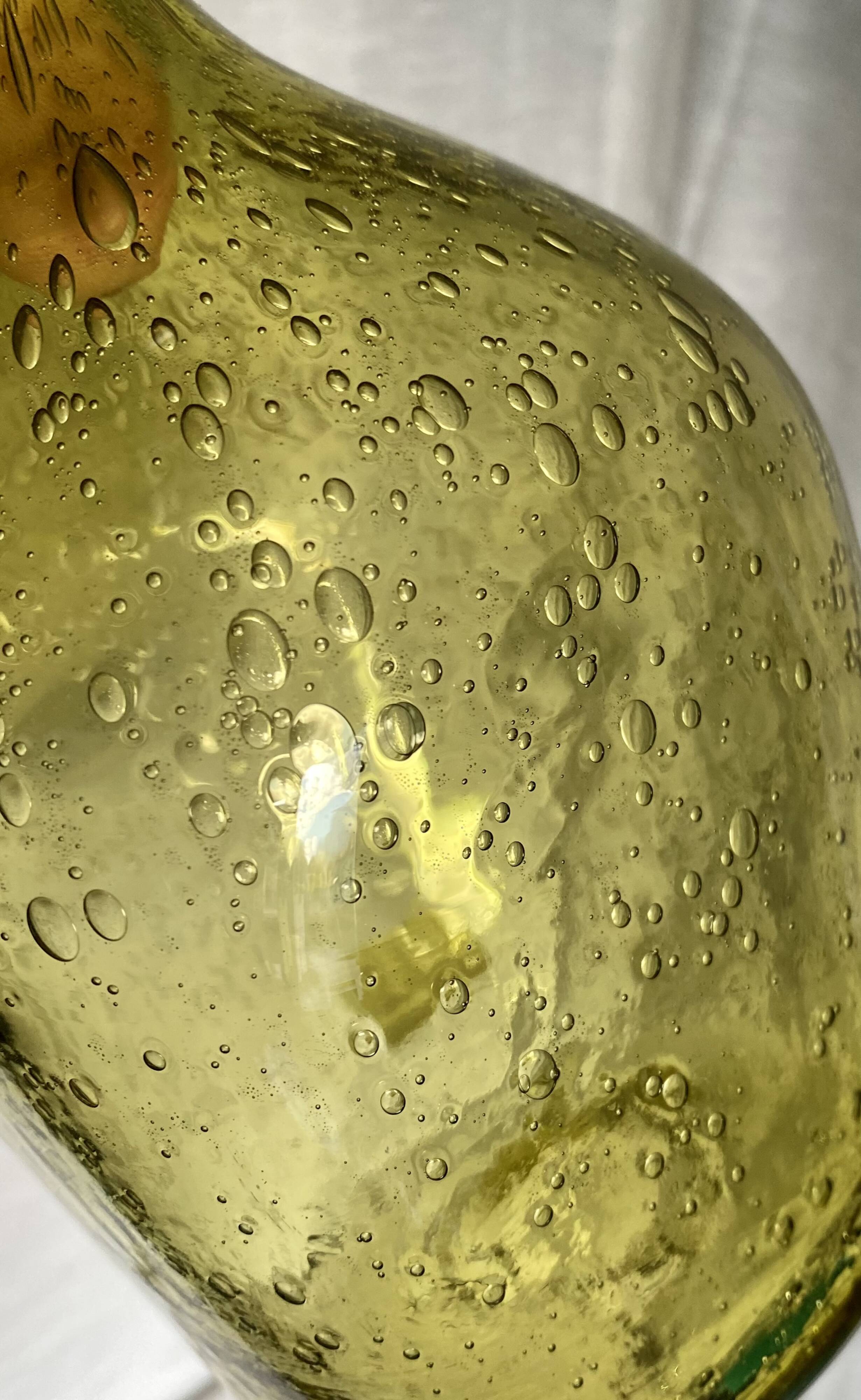 Bouteille verre bullé signée Biot carafe ambrée