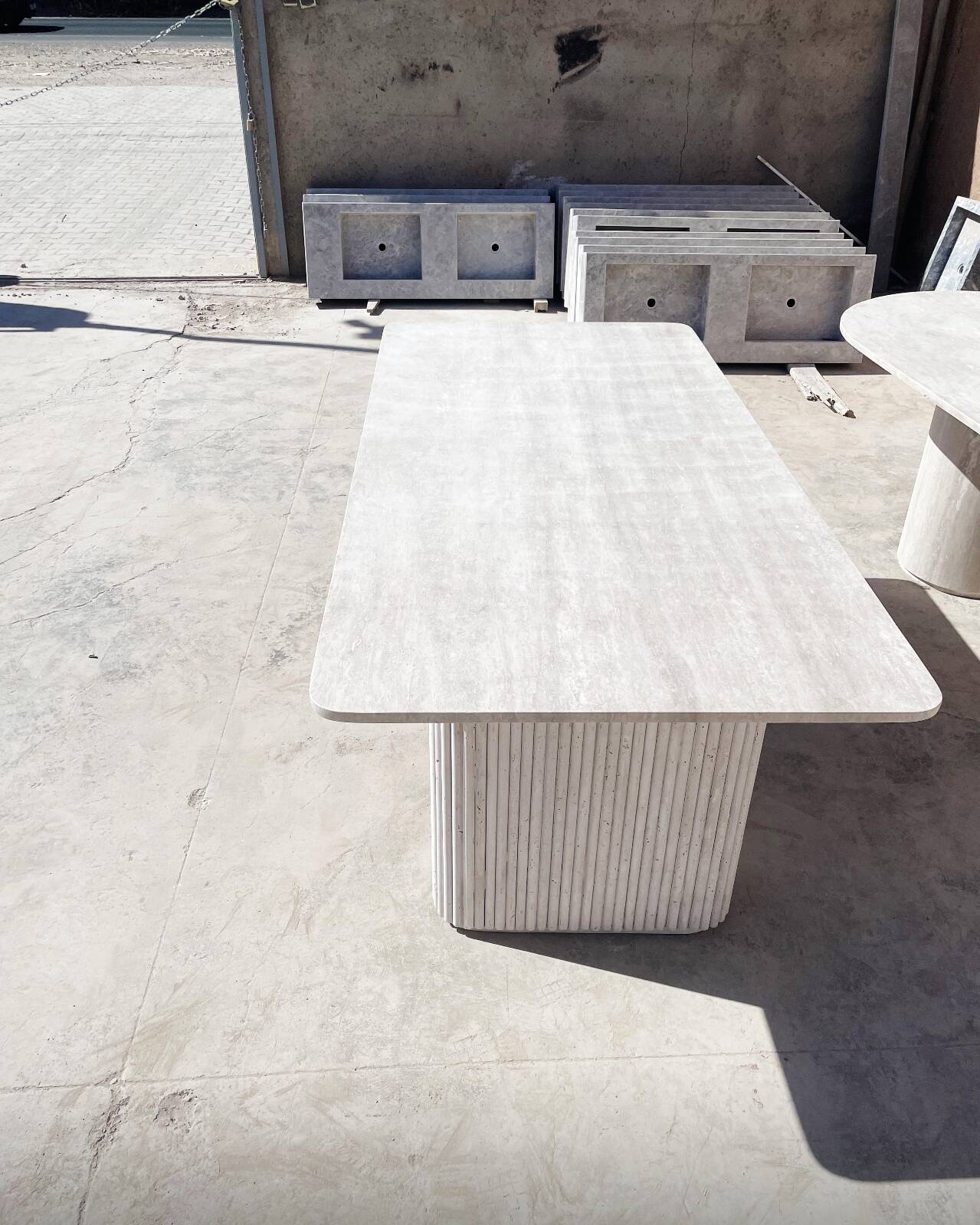 Dining table in travertine