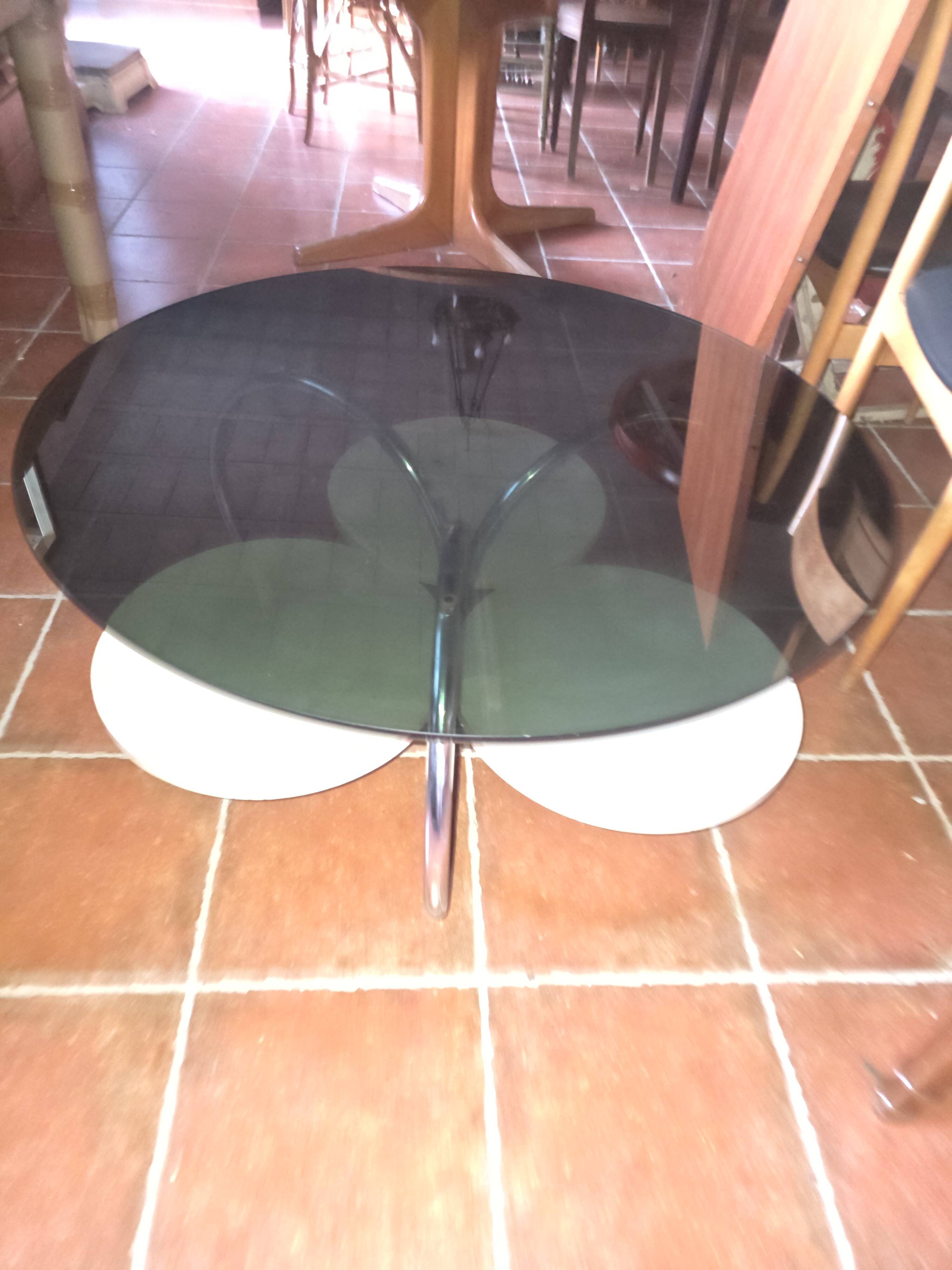 Table basse en verre fumé pied chromé des années 70