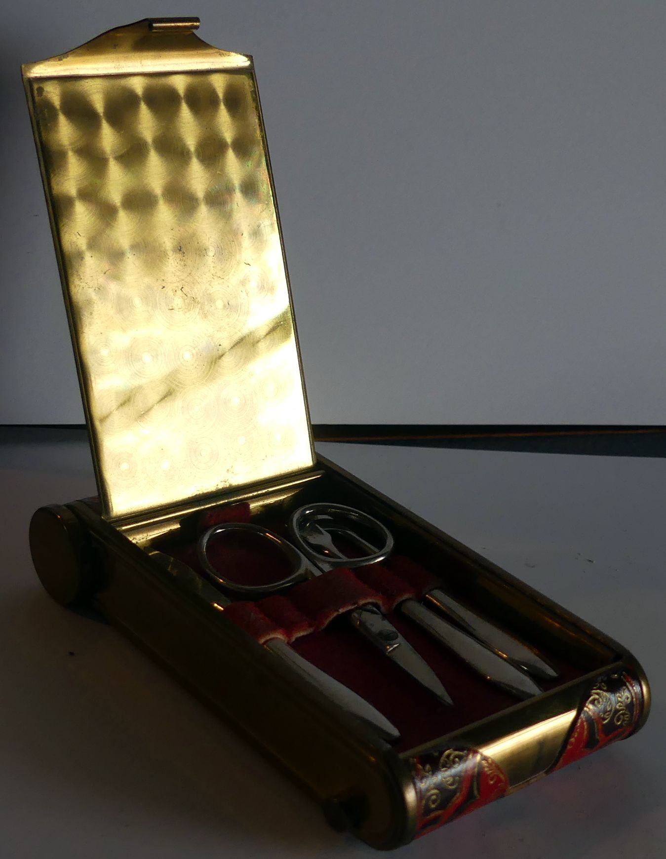 Powder with manicure set