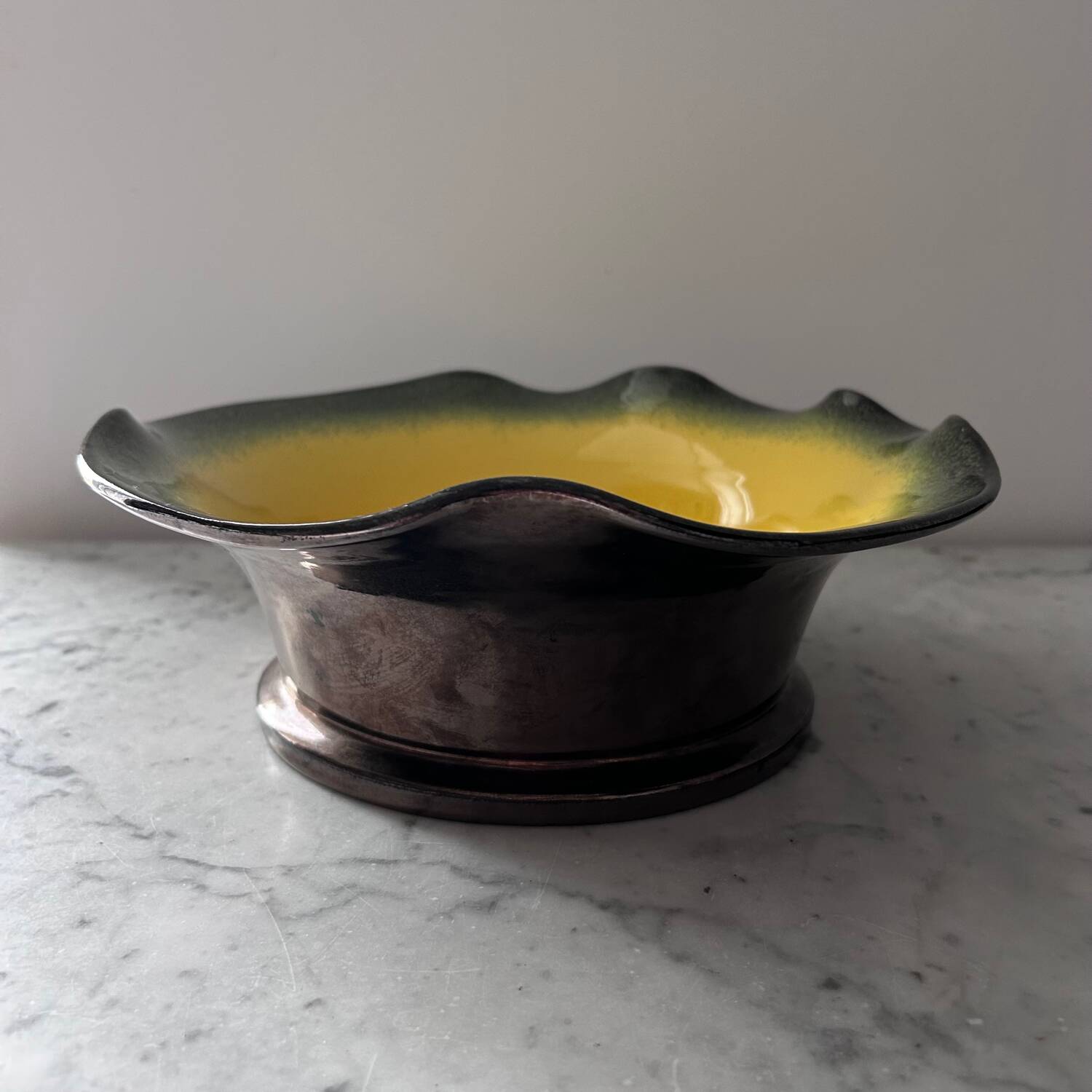 Coupe jaune et mordoré signée 