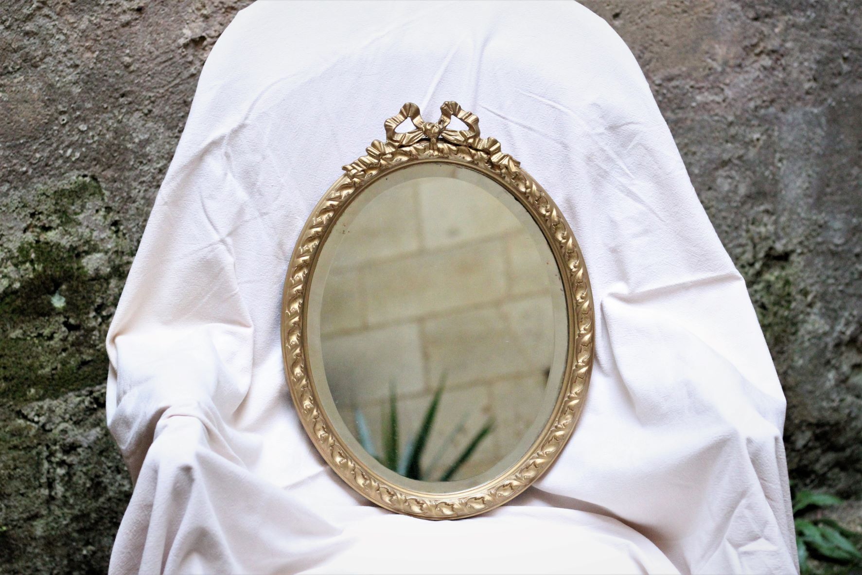 Paire de miroirs ovales anciens , bois doré, style Louis XVI, 45x35 cm