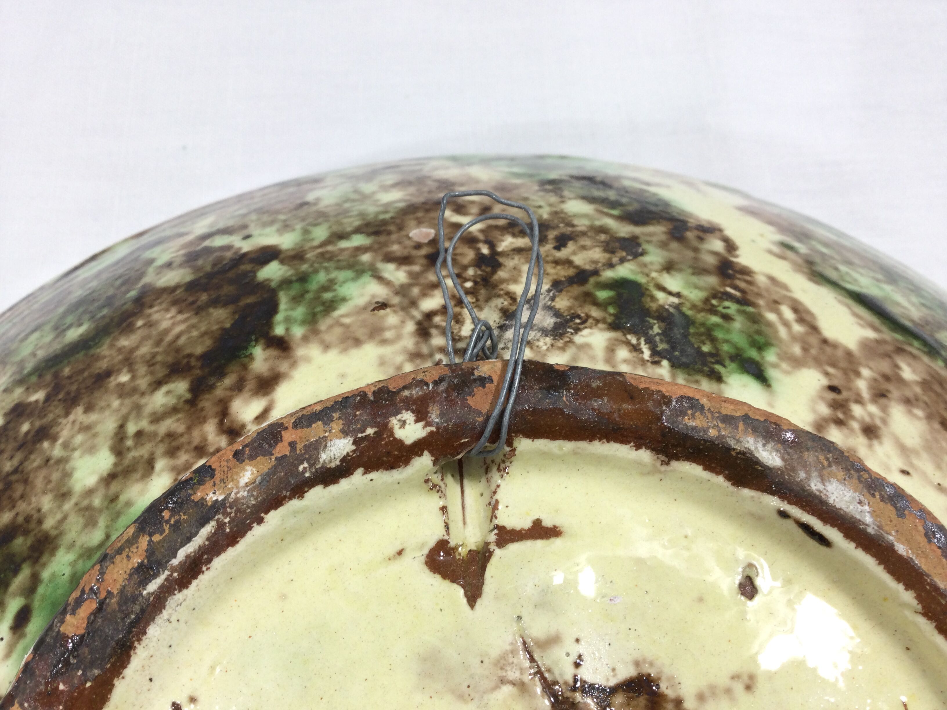 Earthenware bowl with fish decoration