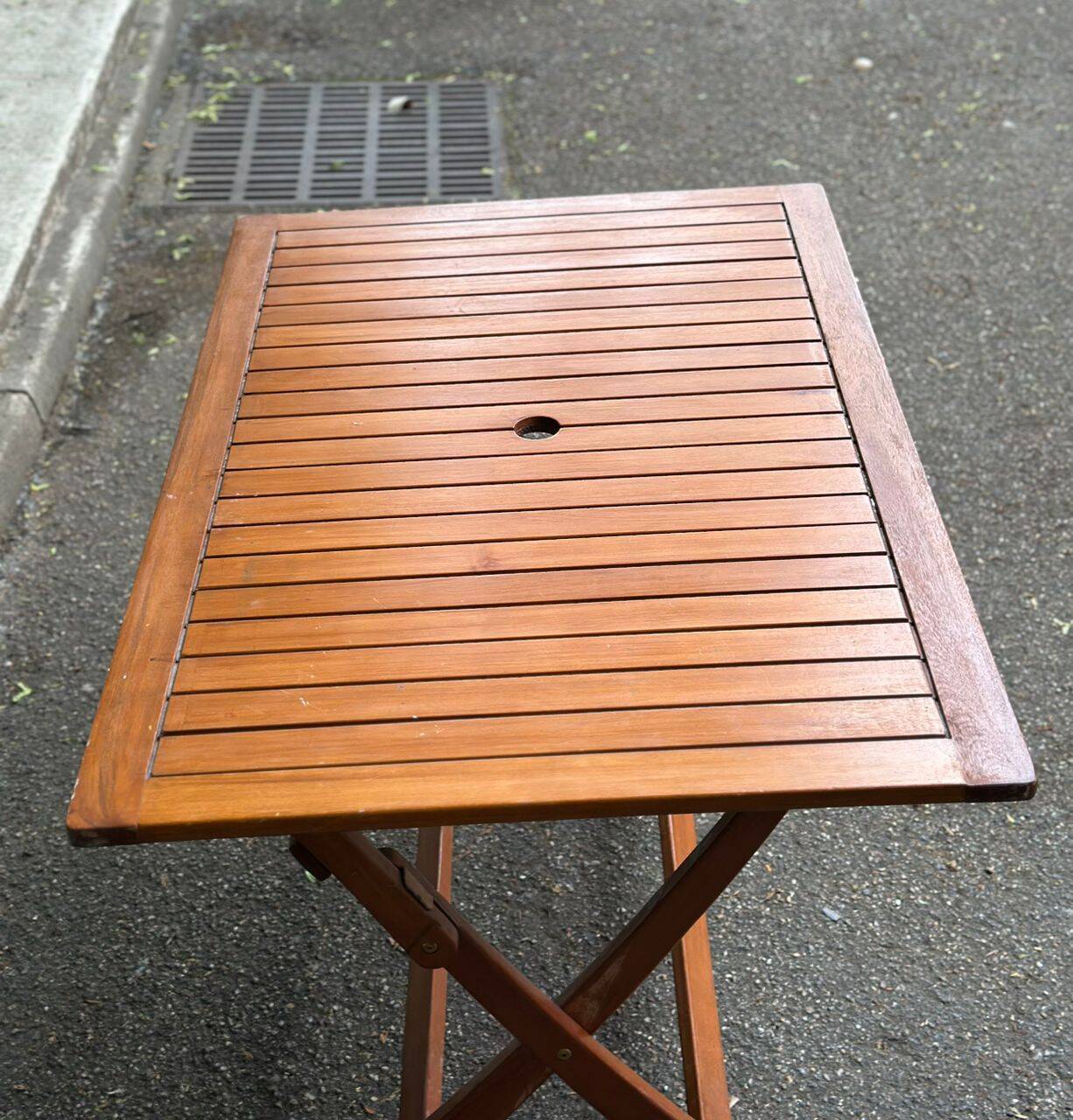 Foldable garden table in solid wood, signed 125x80cm.