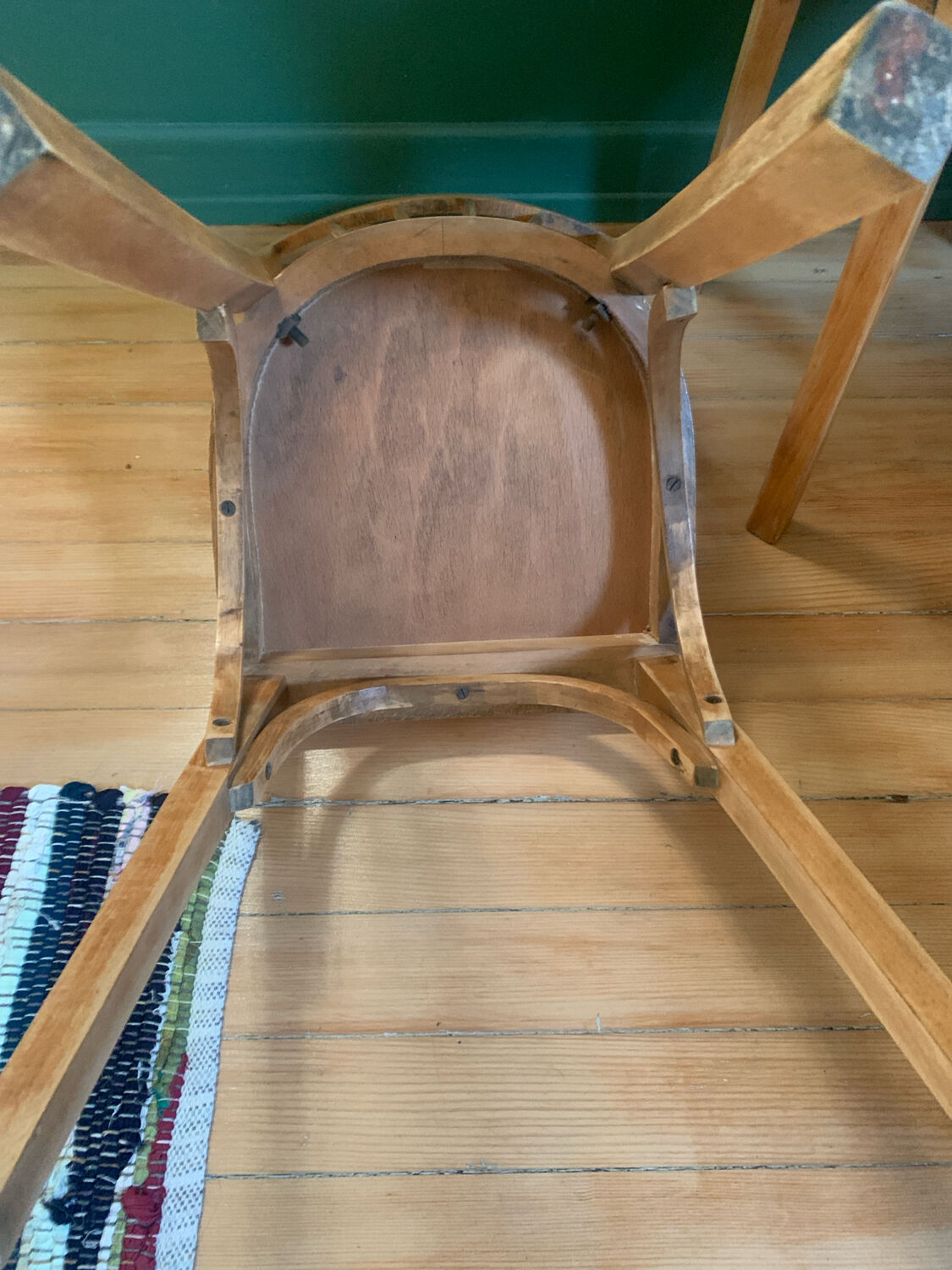 2 Scandinavian chairs inspired by Windsor.