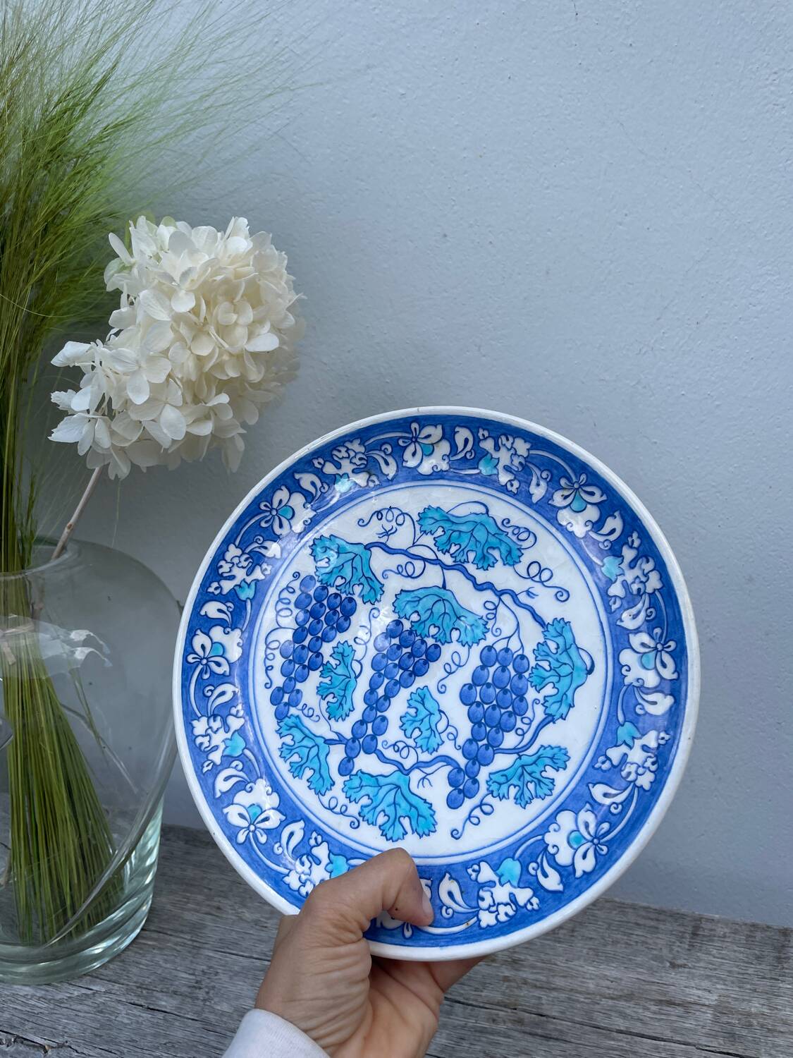 Assiette décorative bleu aux raisins