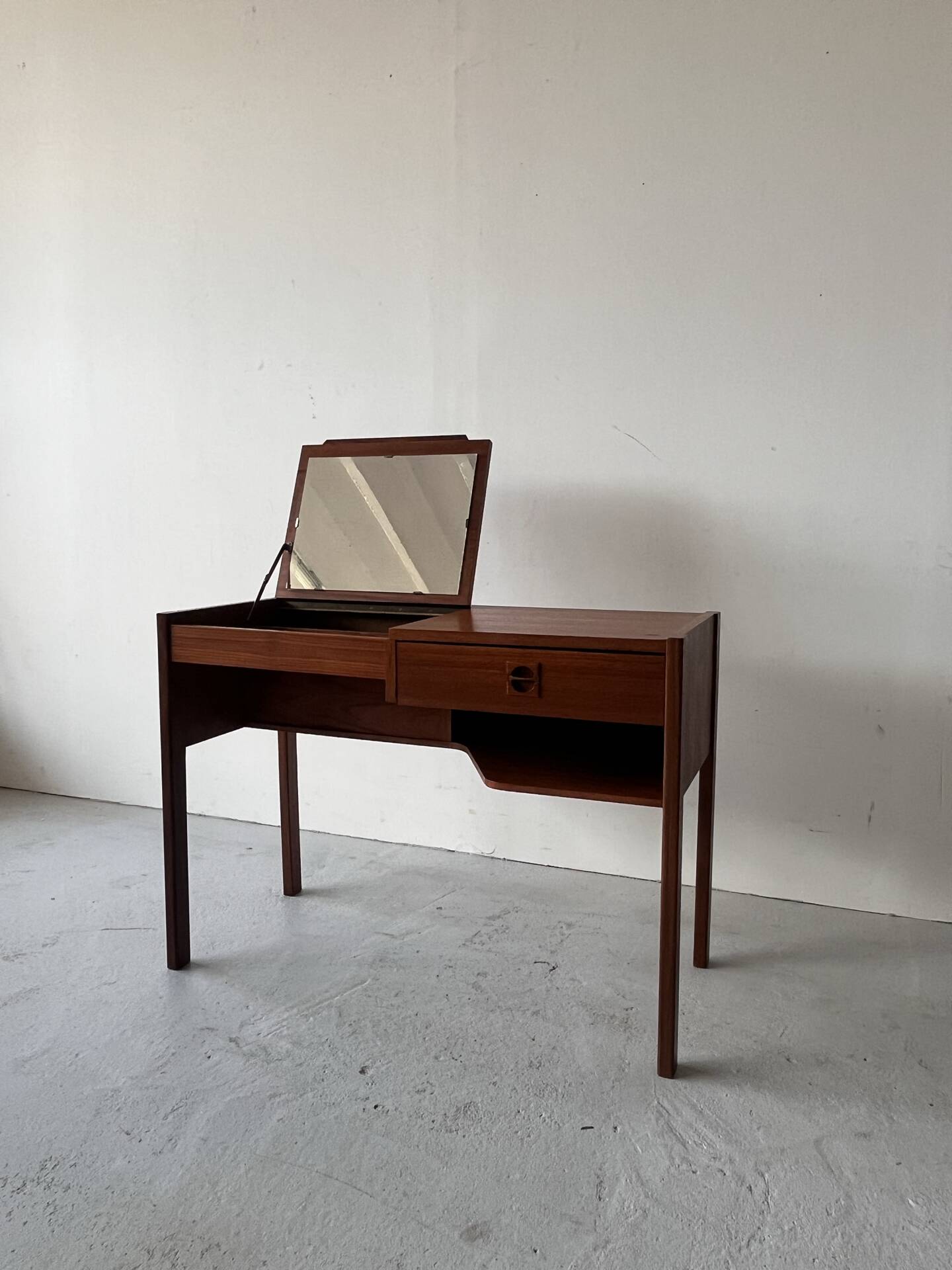 Coiffeuse en teck avec miroir par Arne Wahl-Iversen pour Ikea, années 1960.