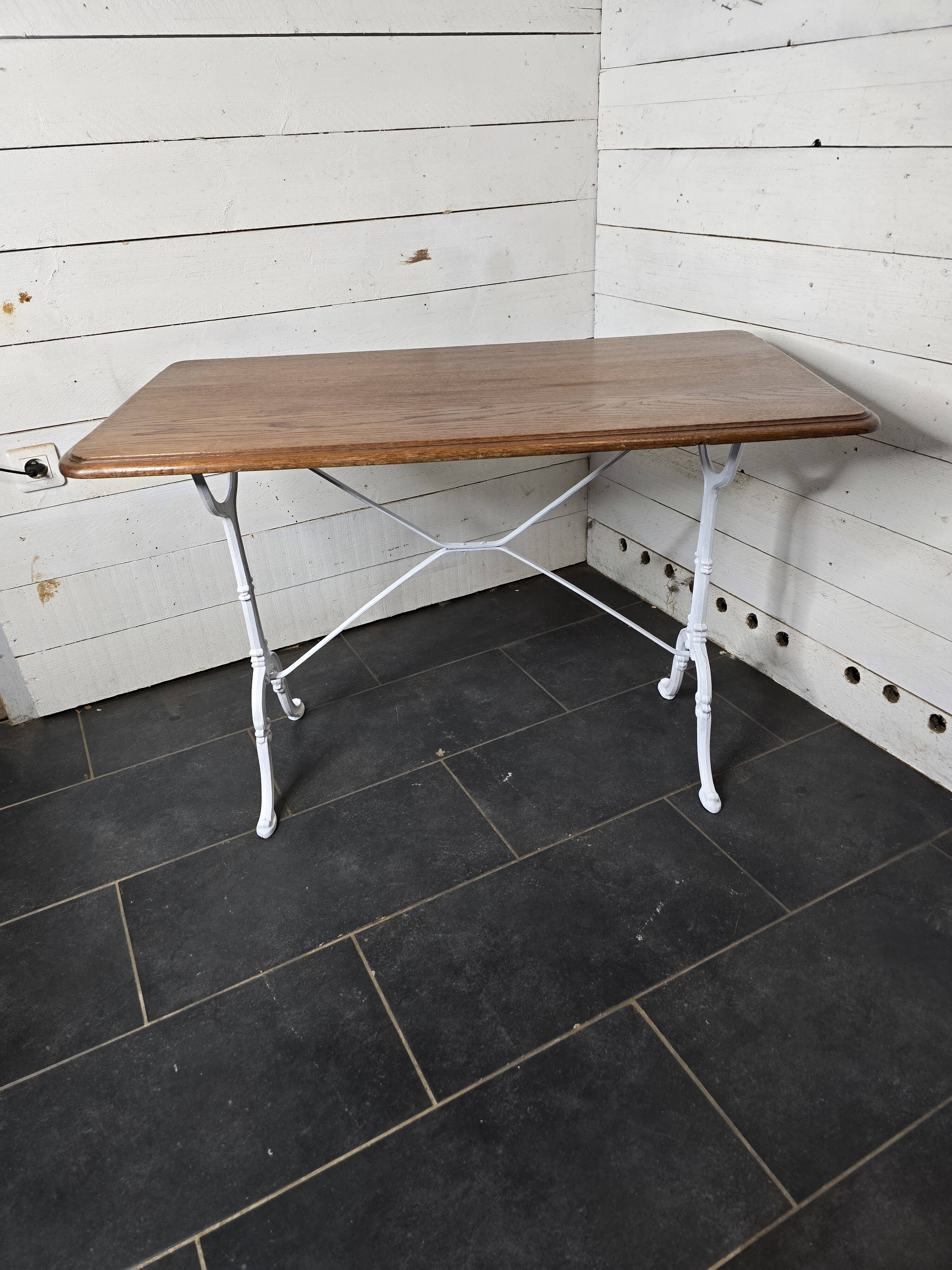 Table de bistrot en chêne massif, pieds en fonte.