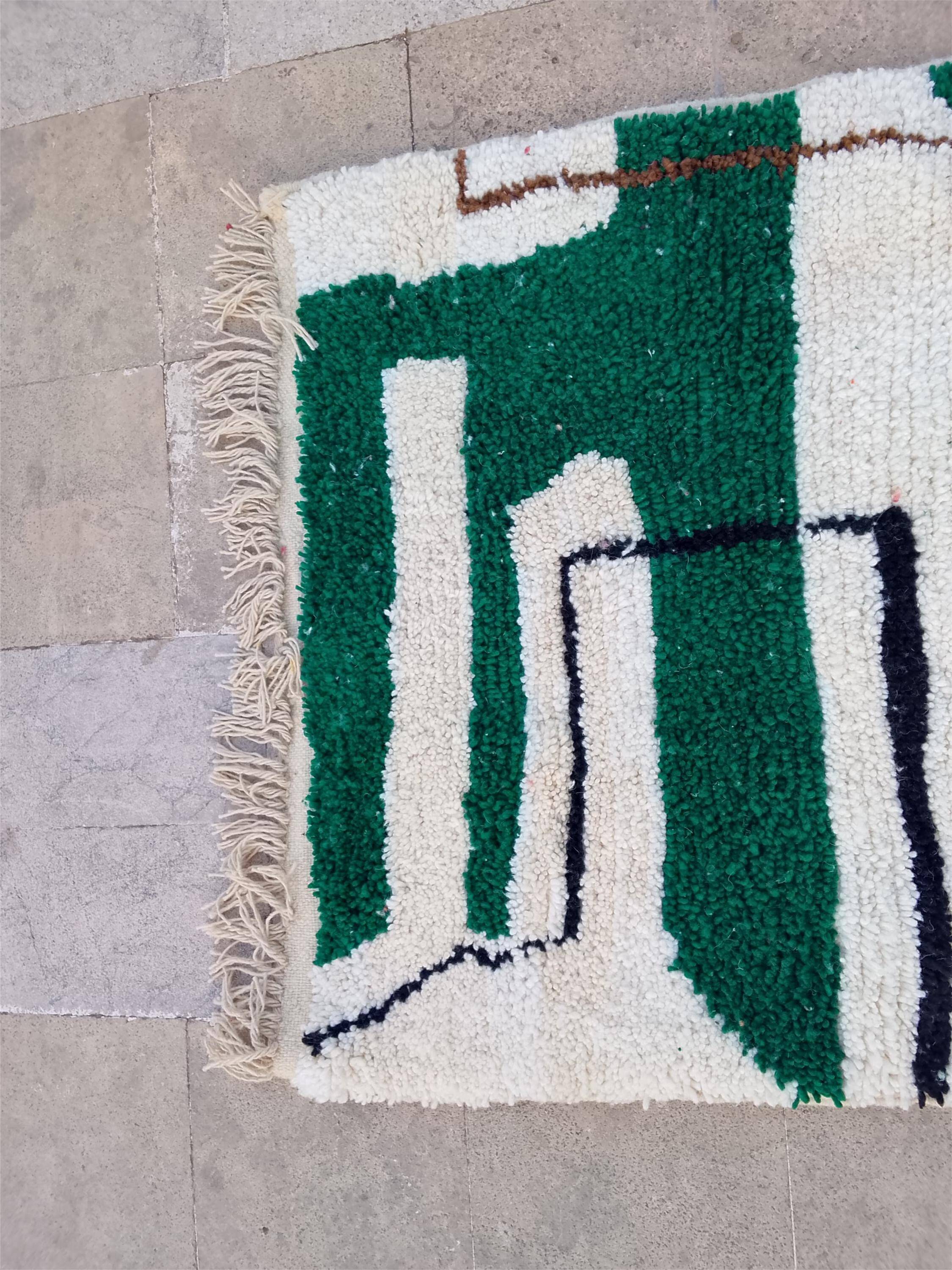 Large Moroccan wool rug 2.5 x 1.5 m