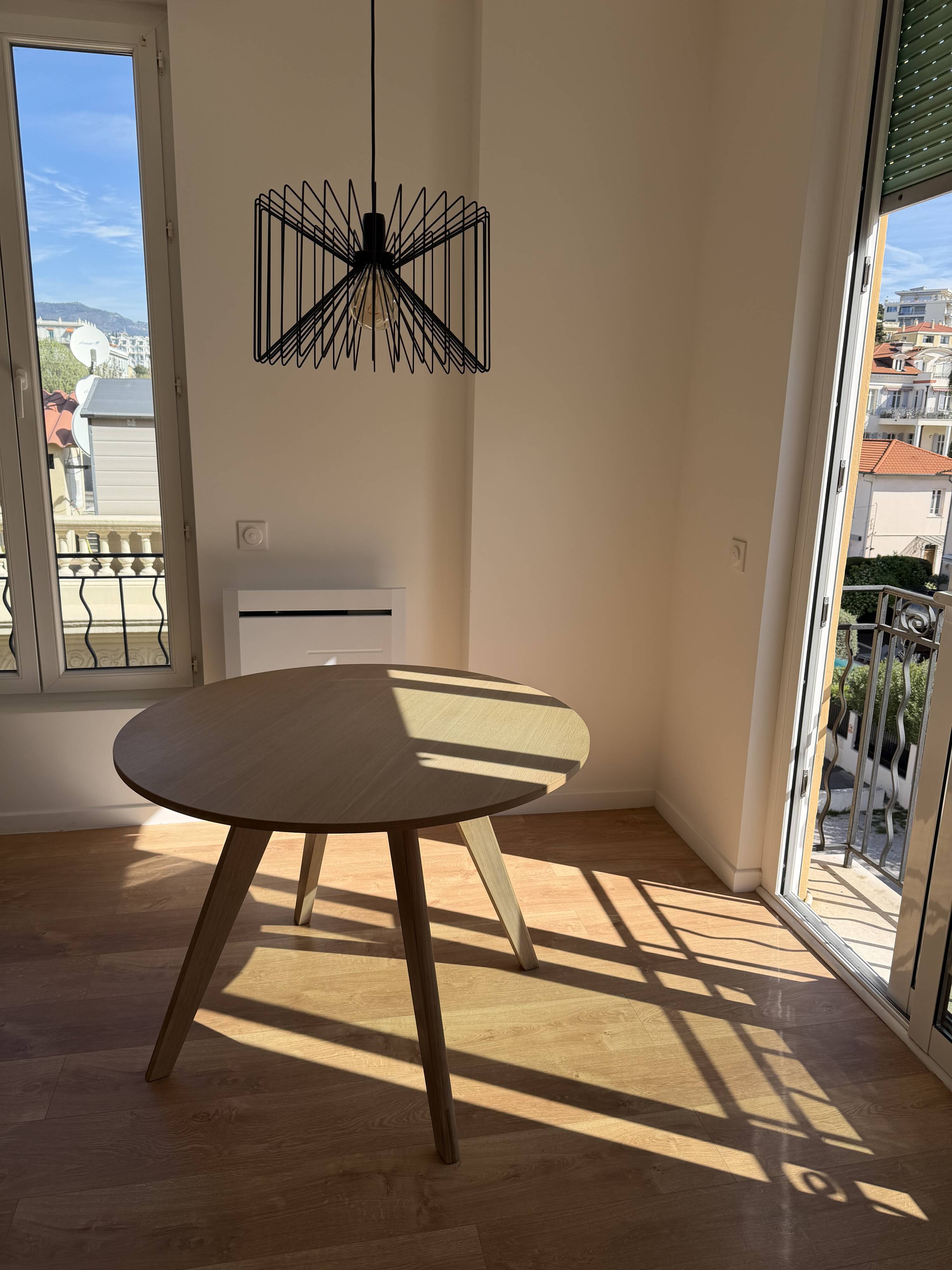 Bolia round table Ø100 cm in light oak – very good condition